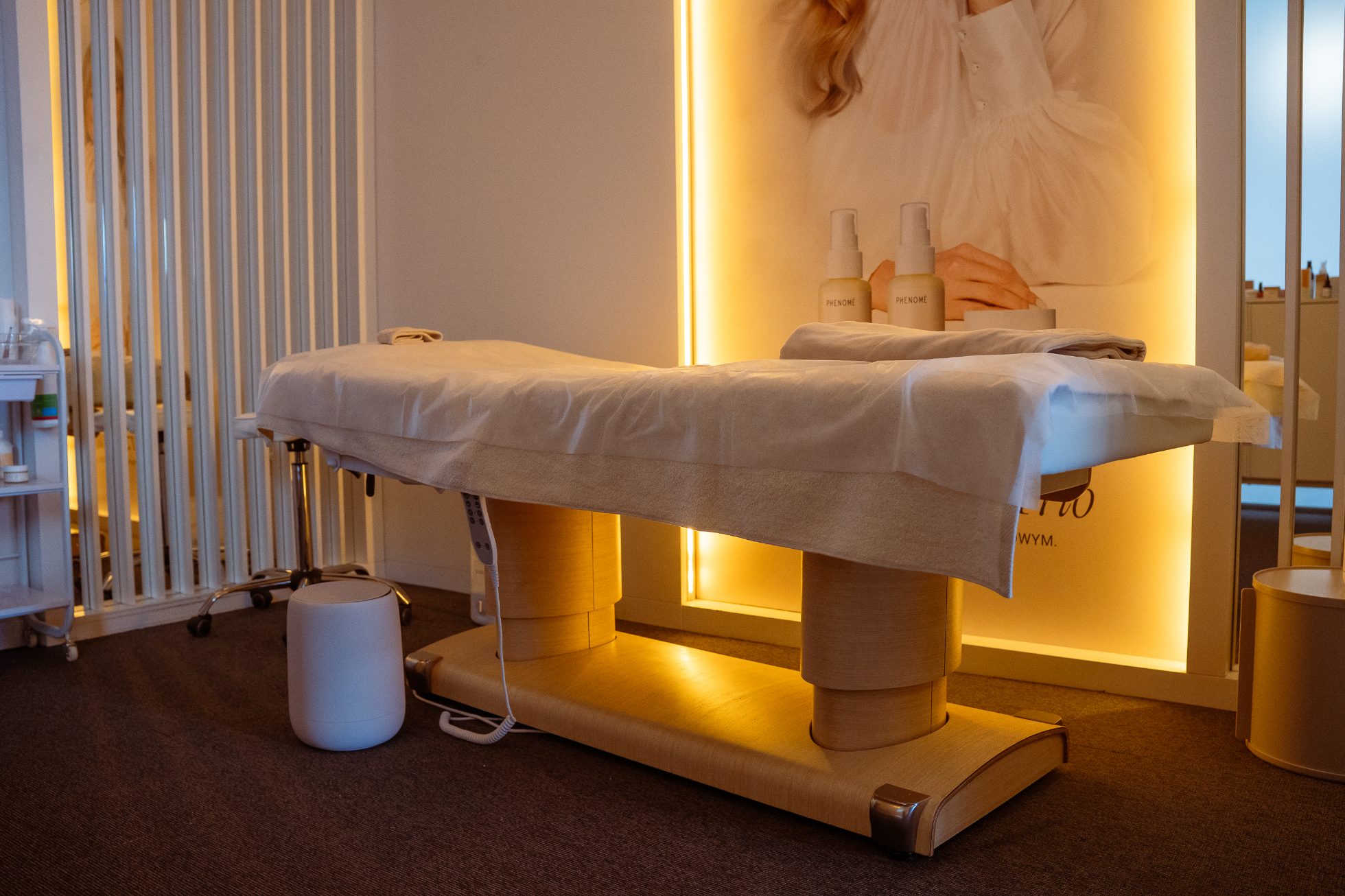 Strefa spa Phenome w LOT Business Lounge Polonez - łóżko do masaży i zabiegów kosmetycznych oraz przytulne oświetlenie.