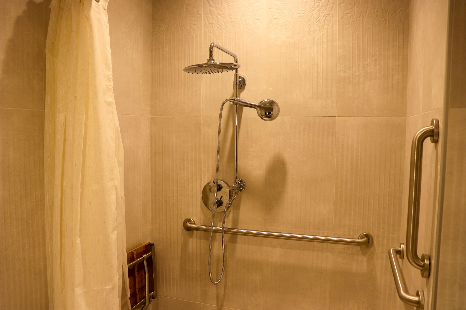 Business Lounge shower cabin in Chicago - adapted for people with mobility issues