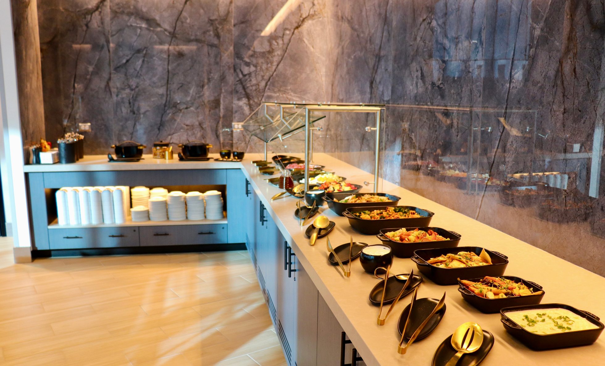 Chicago Business Lounge dining area - exquisite buffet