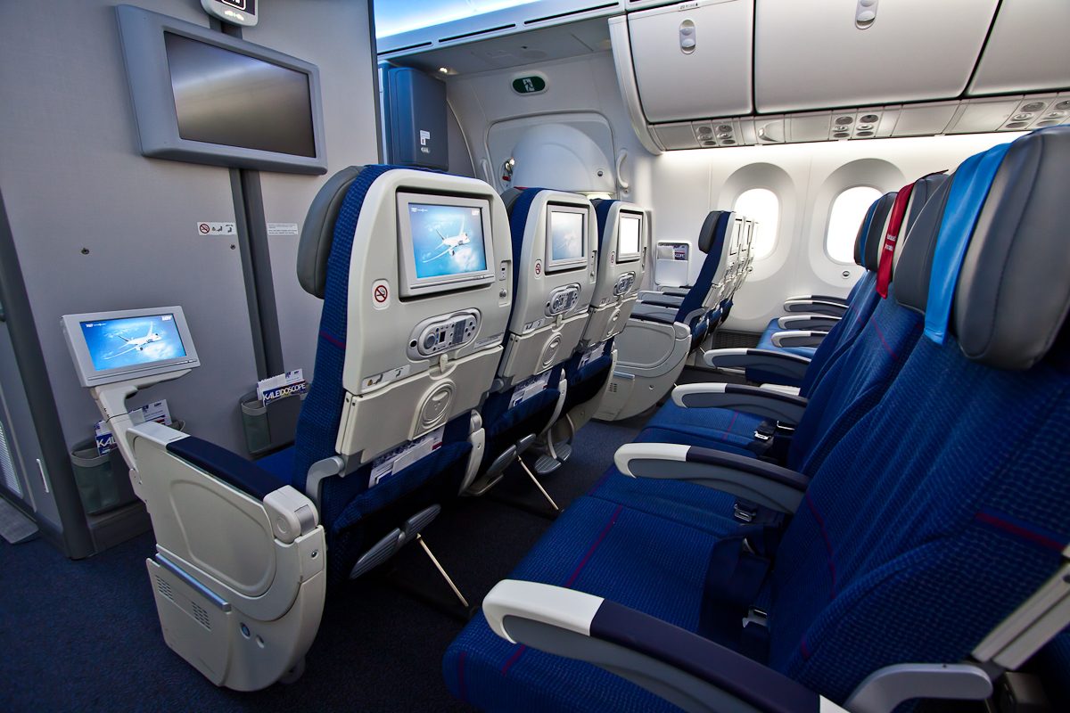 Wnętrze samolotu Boeing 787 in LOT Economy Class