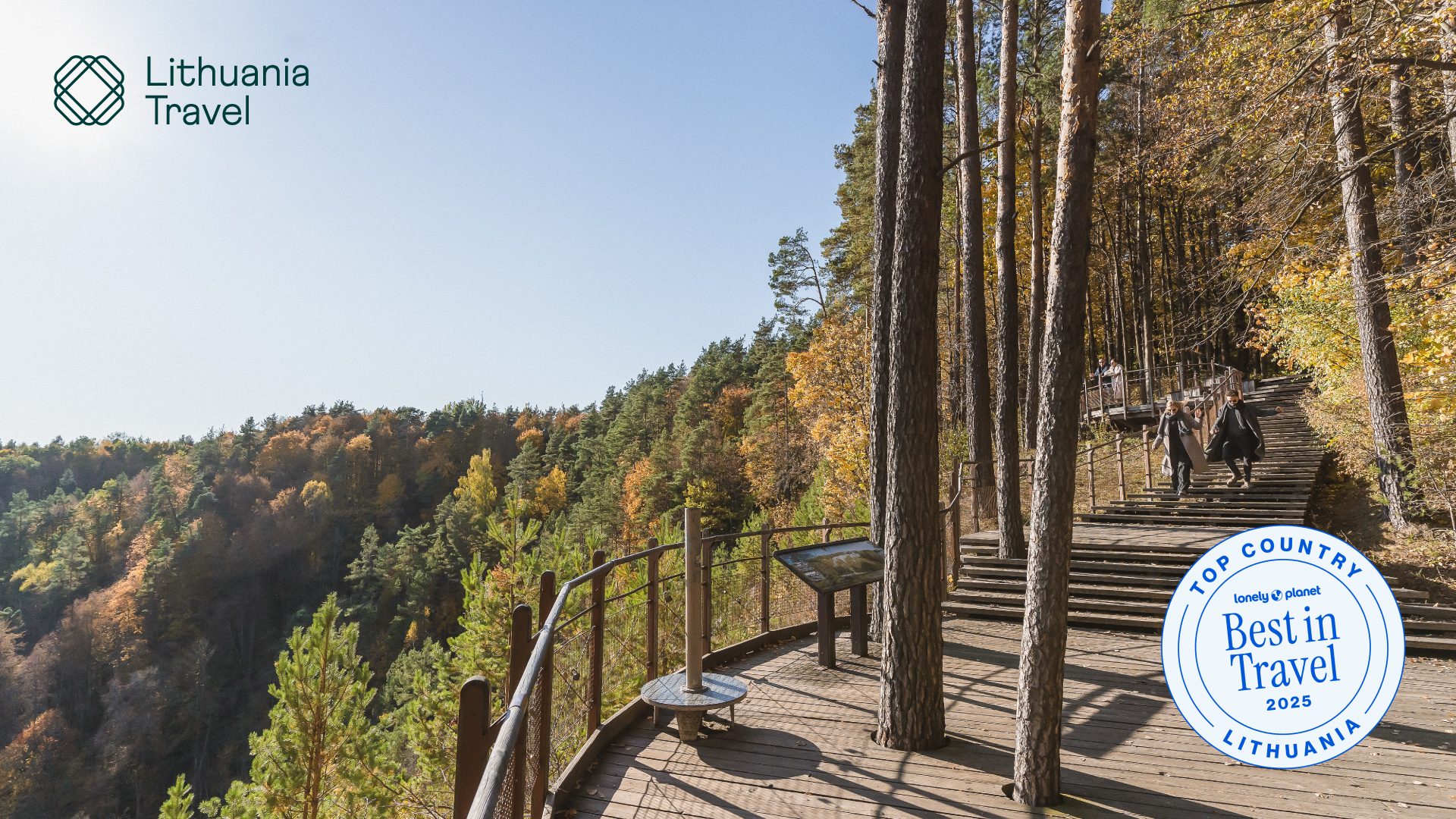 Krajobraz przyrody na Litwie podczas jesieni