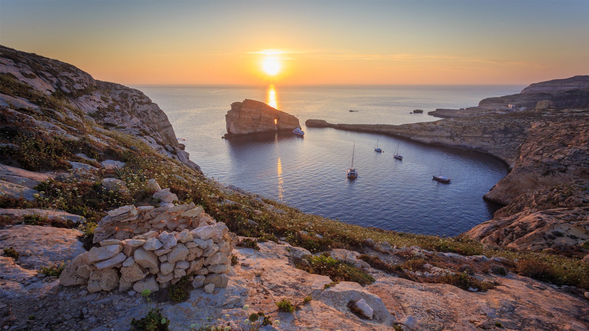 Malta: Dwejra Bay. Błękitne wody i skaliste wybrzeże. Odkryj piękno wyspy!
