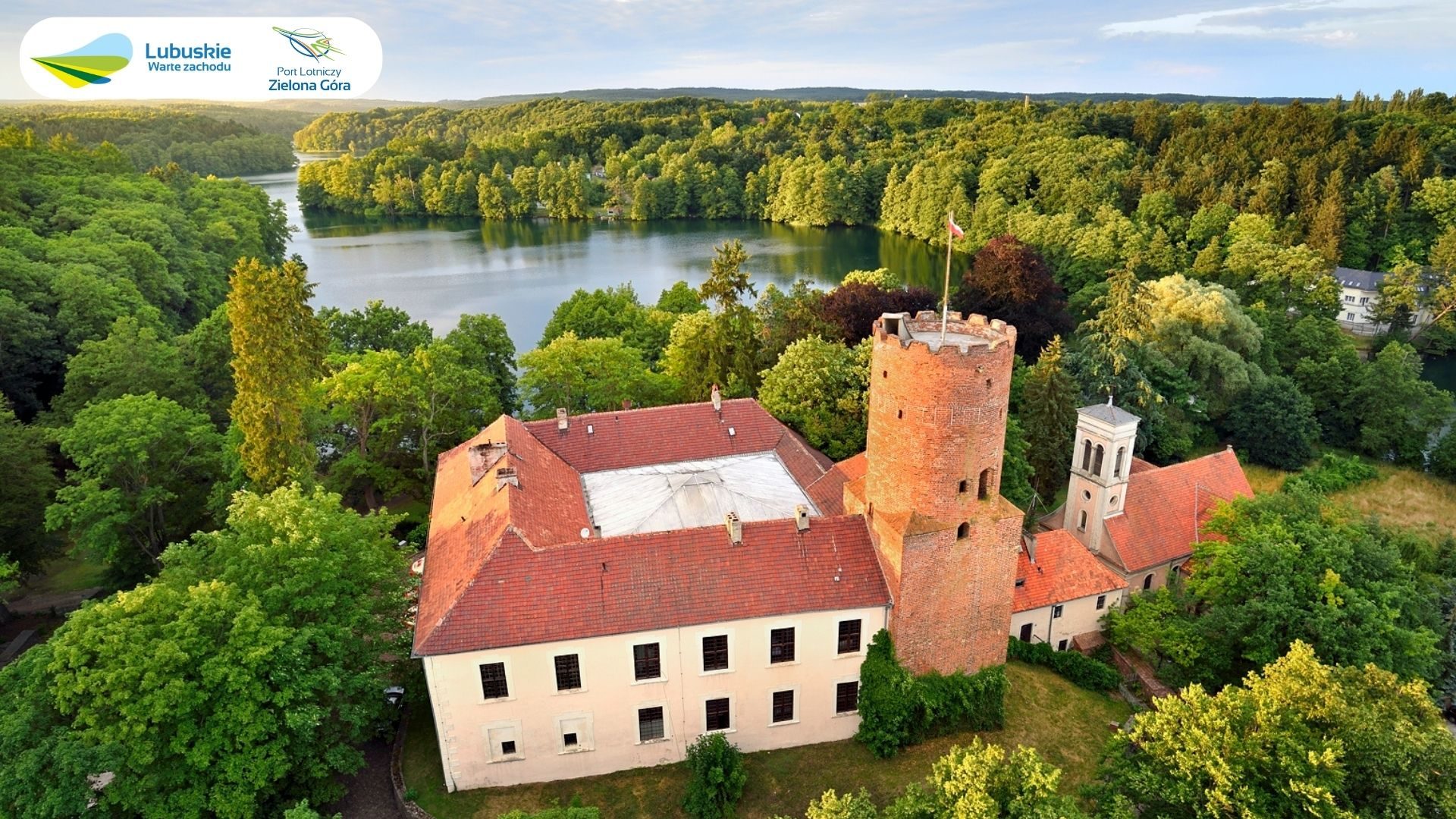 Zamek w województwie lubuskim na tle jeziora