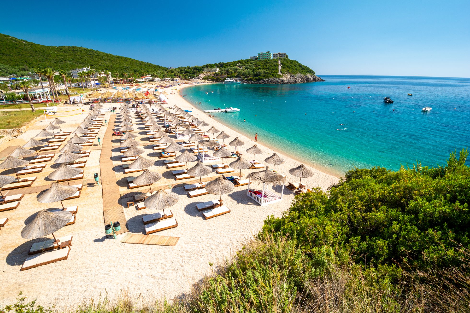 rajska plaża na albańskim wybrzeżu w pobliżu Himare