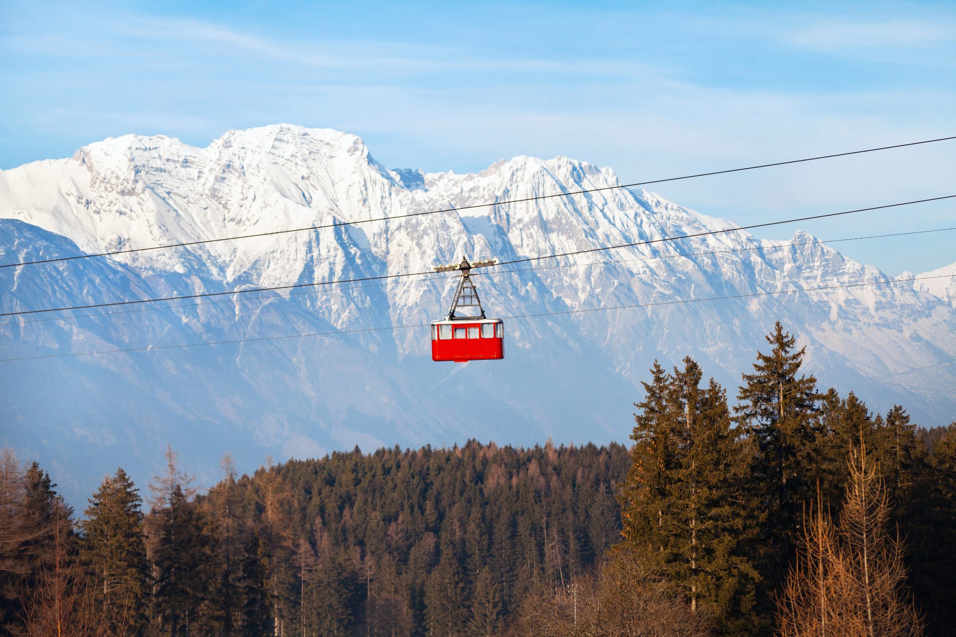 Górzysty krajobraz z widokiem na Patscherkofel w Innsbrucku.