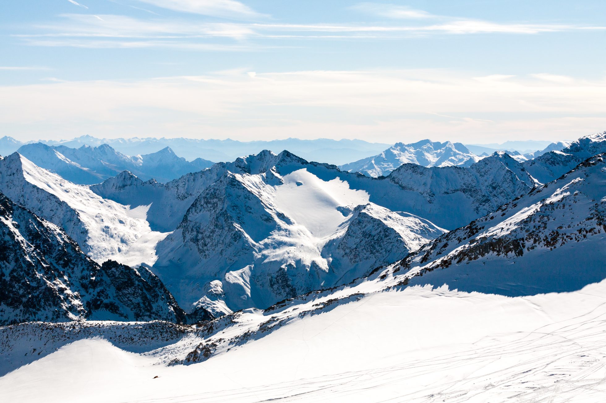 Śnieżny górski krajobraz. Piękny malowniczy widok na górę. Ośrodek narciarski w Alpach. Austria, Stubai, Stubaier Gletscher