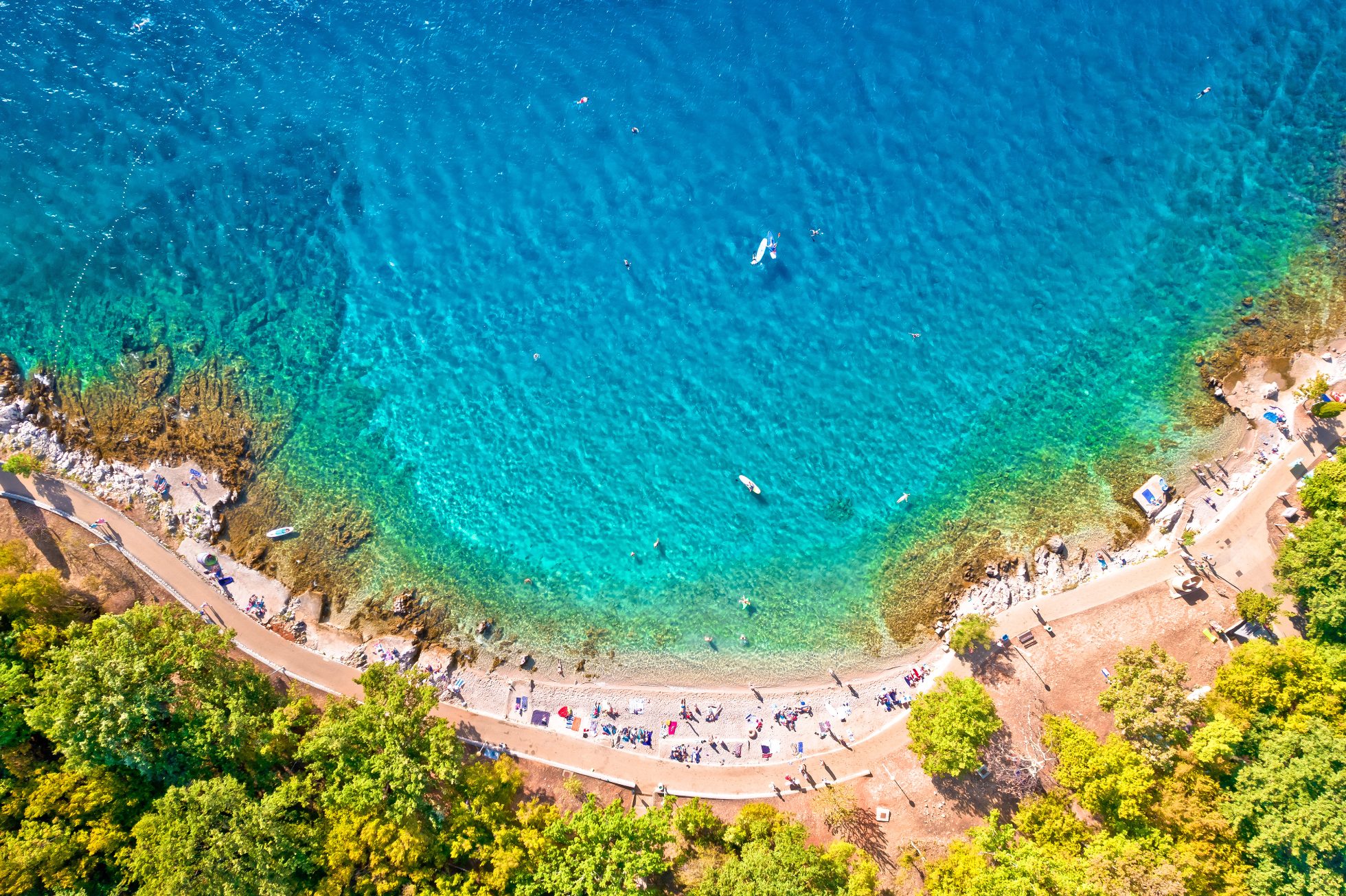 Idylliczna turkusowa plaża w Njivice panoramiczny widok z lotu ptaka, wyspa Krk, zatoka Kvarner, Chorwacja