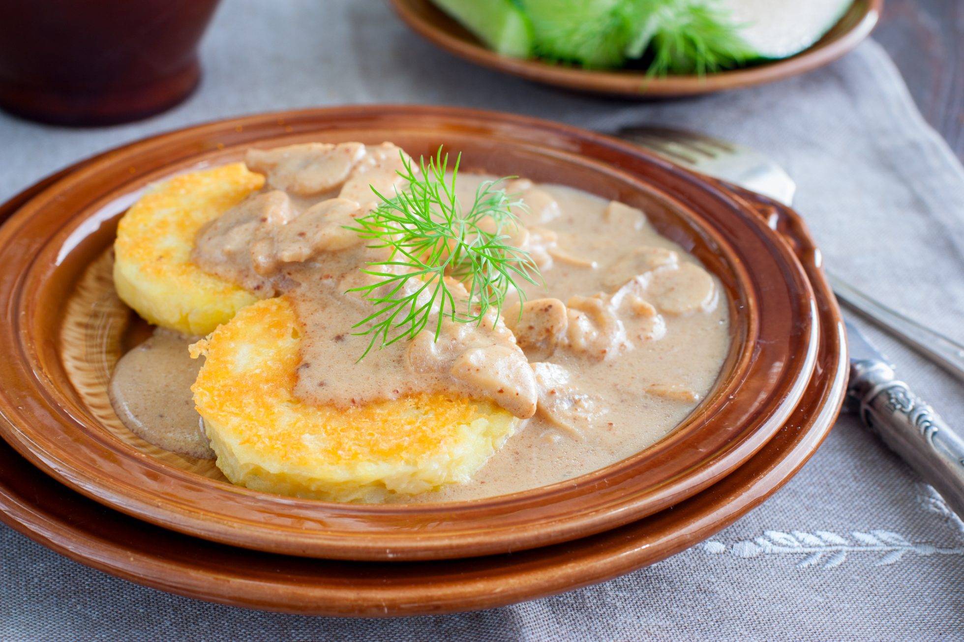 Kotlety ziemniaczane z sosem grzybowym, danie z kuchni szwajcarskiej