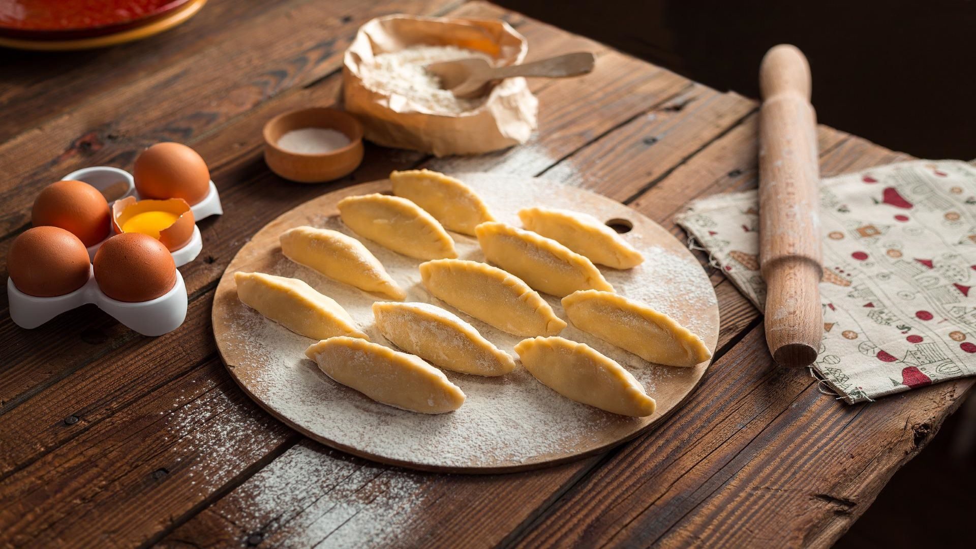 Dumplings on a tray sprinkled with flour