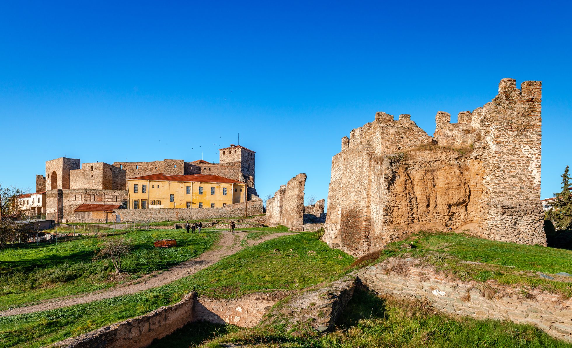 Heptapyrgion (aka Yedi Kule), twierdza z czasów osmańskich w Salonikach w Grecji. Kiedyś mieściło się w nim więzienie, obecnie mieści się w nim muzeum. Średniowieczne mury miejskie znajdują się po prawej stronie.