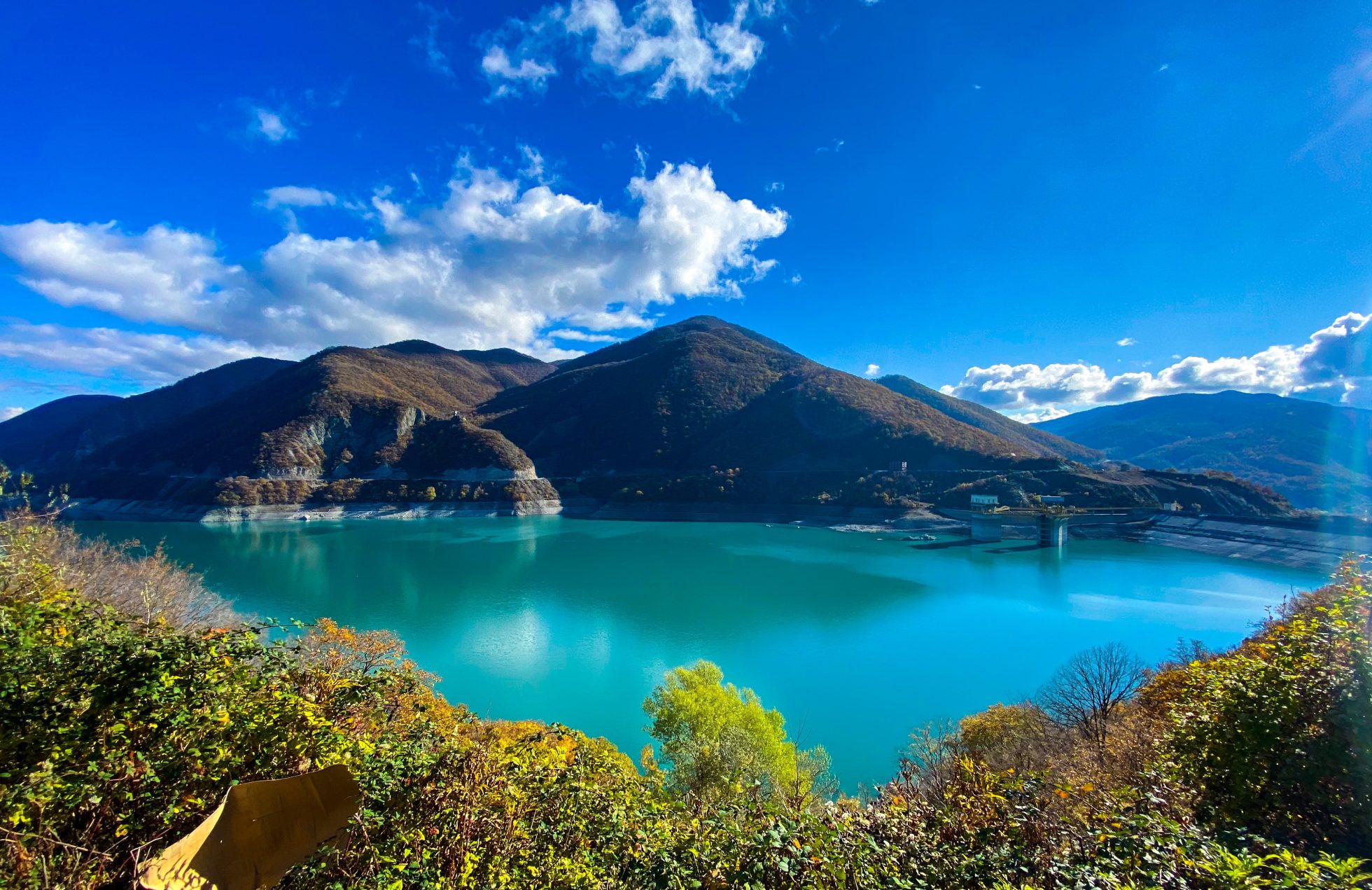 ジョージアの山岳風景の眺め。