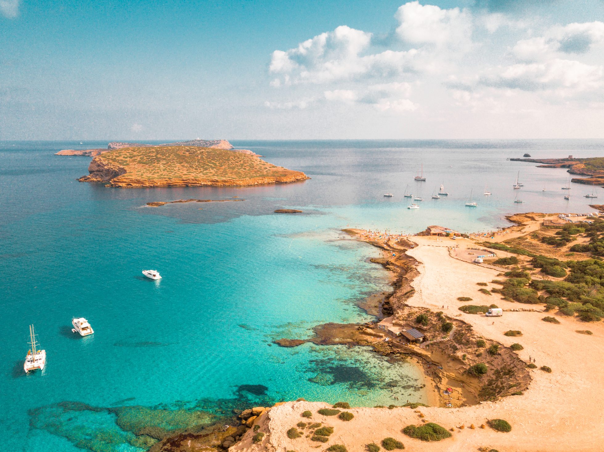 Widok na morze z plaży Cala Comte na Ibizie w Hiszpanii.