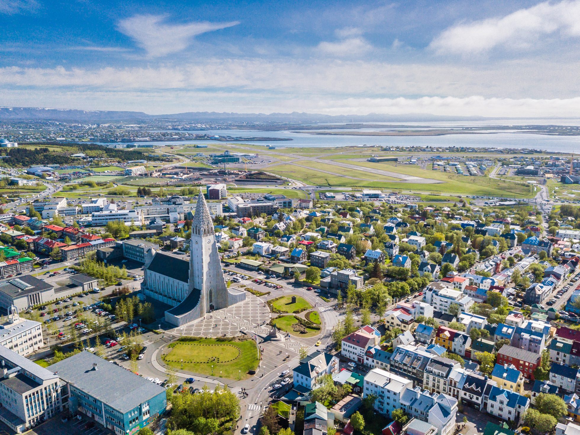 Krajobraz miasta Reykjavik na Islandii z góry z kościołem Hallgrimskirkja. Zdjęcie lotnicze.