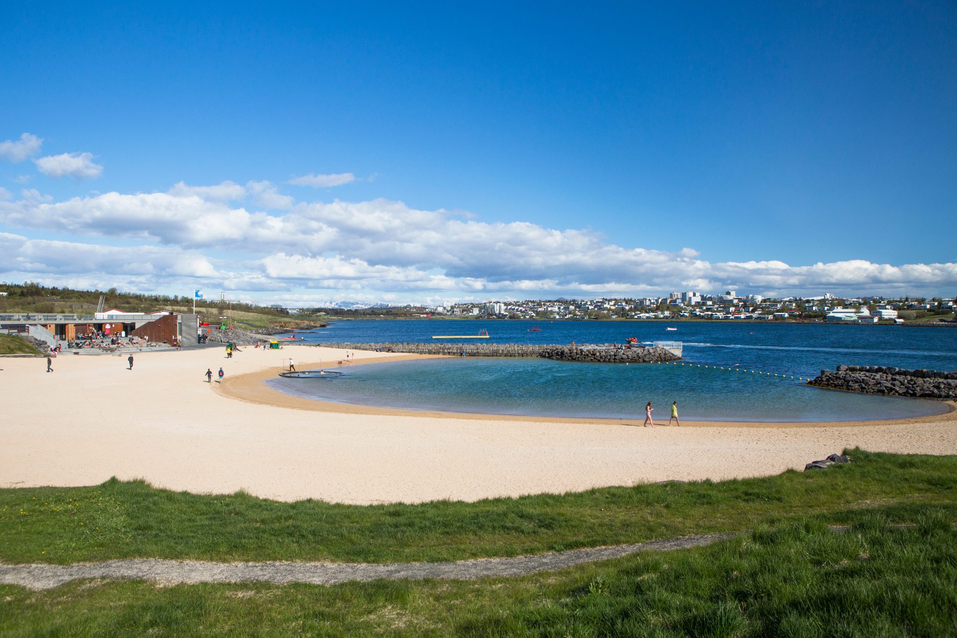 Geotermalna plaża Nautholsvik w Reykjaviku.