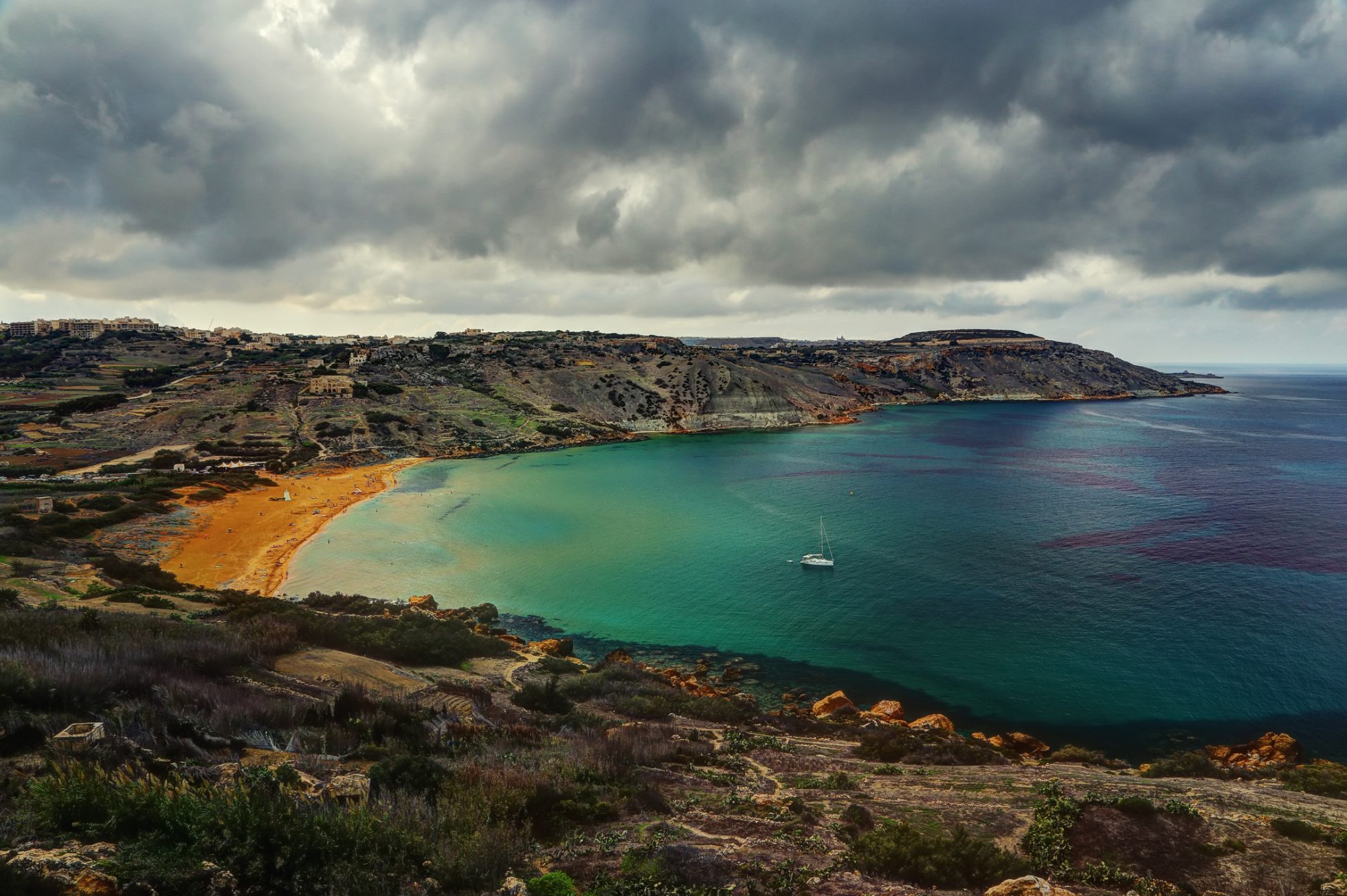 Zatoka Navagio i plaża wraku statku latem. Najbardziej znany naturalny punkt orientacyjny Zakynthos, greckiej wyspy na Morzu Jońskim