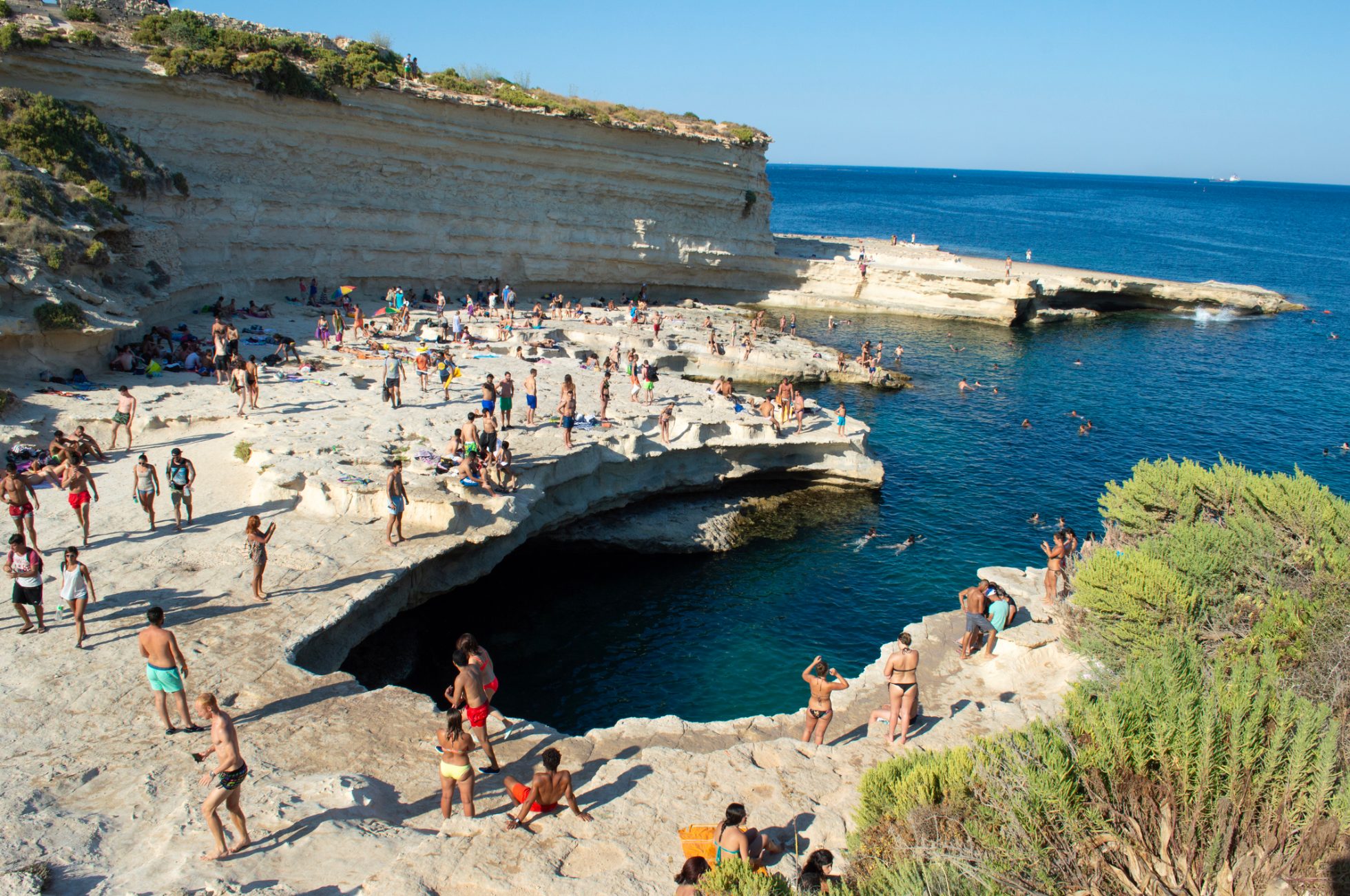 Zatoka Navagio i plaża wraku statku latem. Najbardziej znany naturalny punkt orientacyjny Zakynthos, greckiej wyspy na Morzu Jońskim