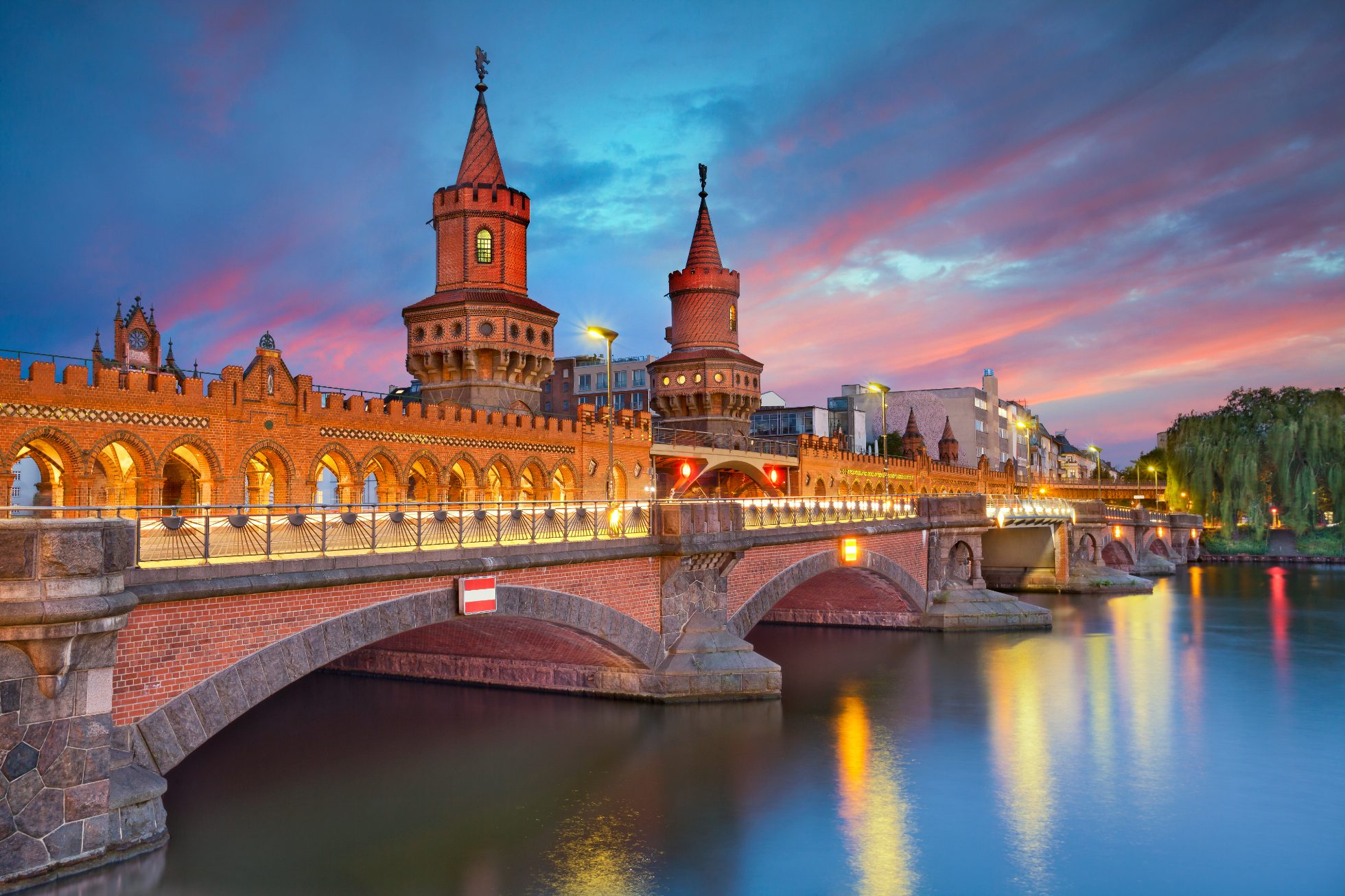 Most Oberbaum w Berlinie o zachodzie słońca