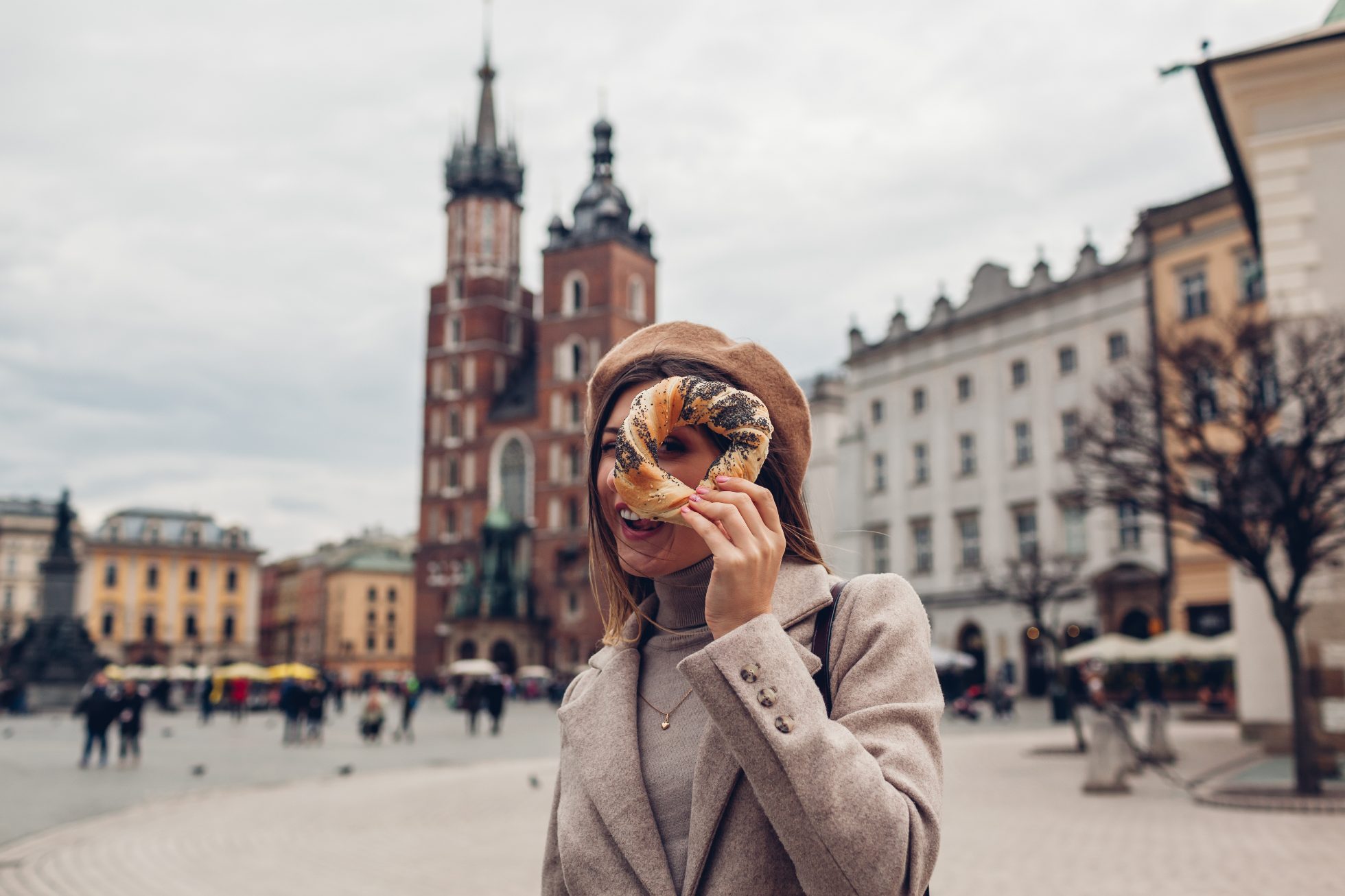 Wesoła dziewczyna z obwarzankiem w Krakowie