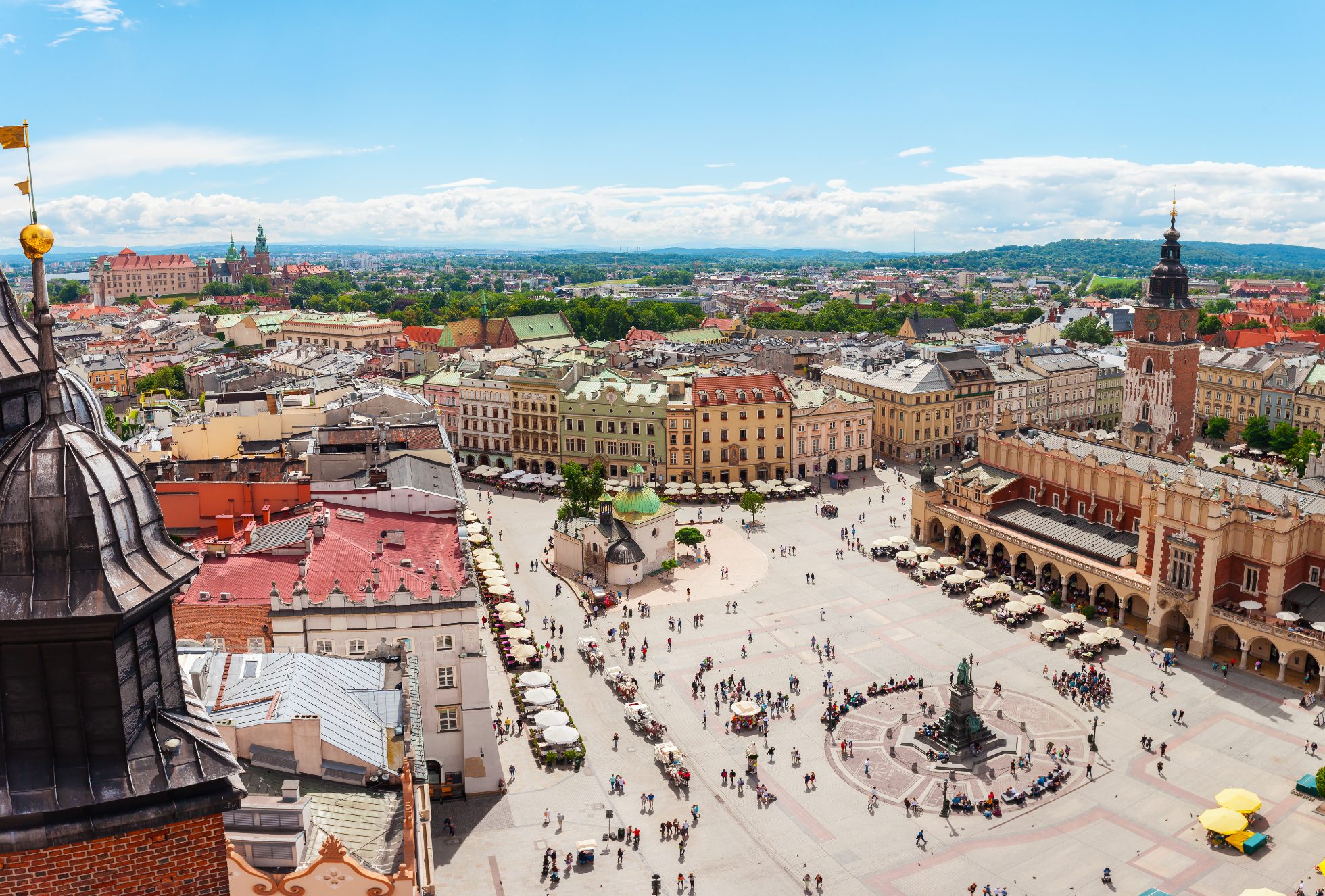 Widok z lotu ptaka na rynek główny i Sukiennice w Krakowie. Rynek Główny z wieży kościoła Mariackiego. Polska. Sukiennice.