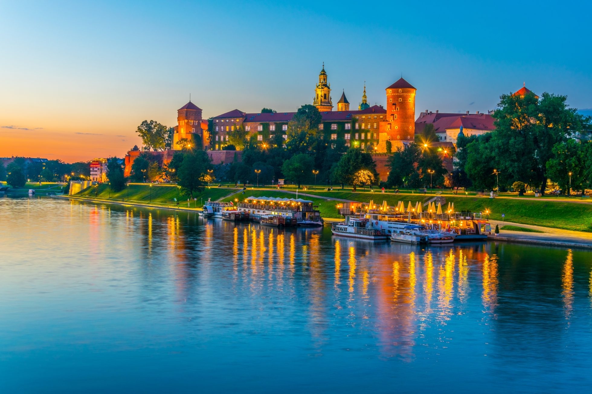 Oświetlony Wawel nad rzeką w Krakowie po zachodzie słońca