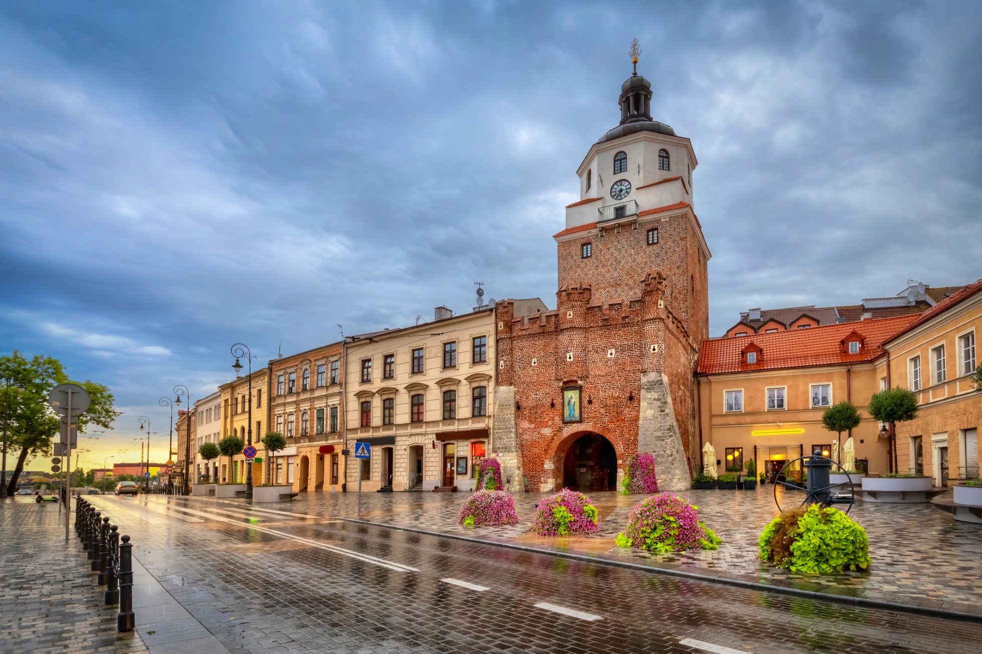 Lublin, Polska. Widok na słynną Bramę Krakowską o zachodzie słońca (obraz HDR)