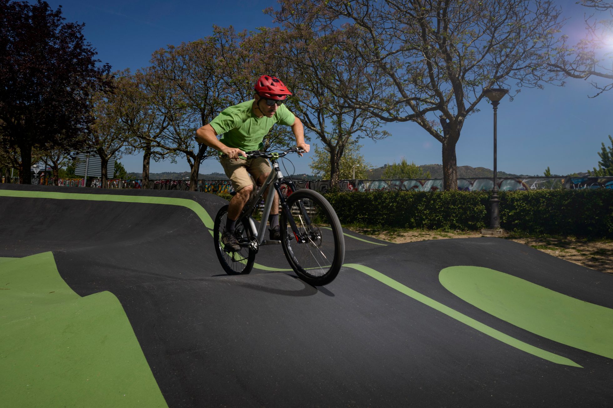 Rowerzysta na torze pump track 