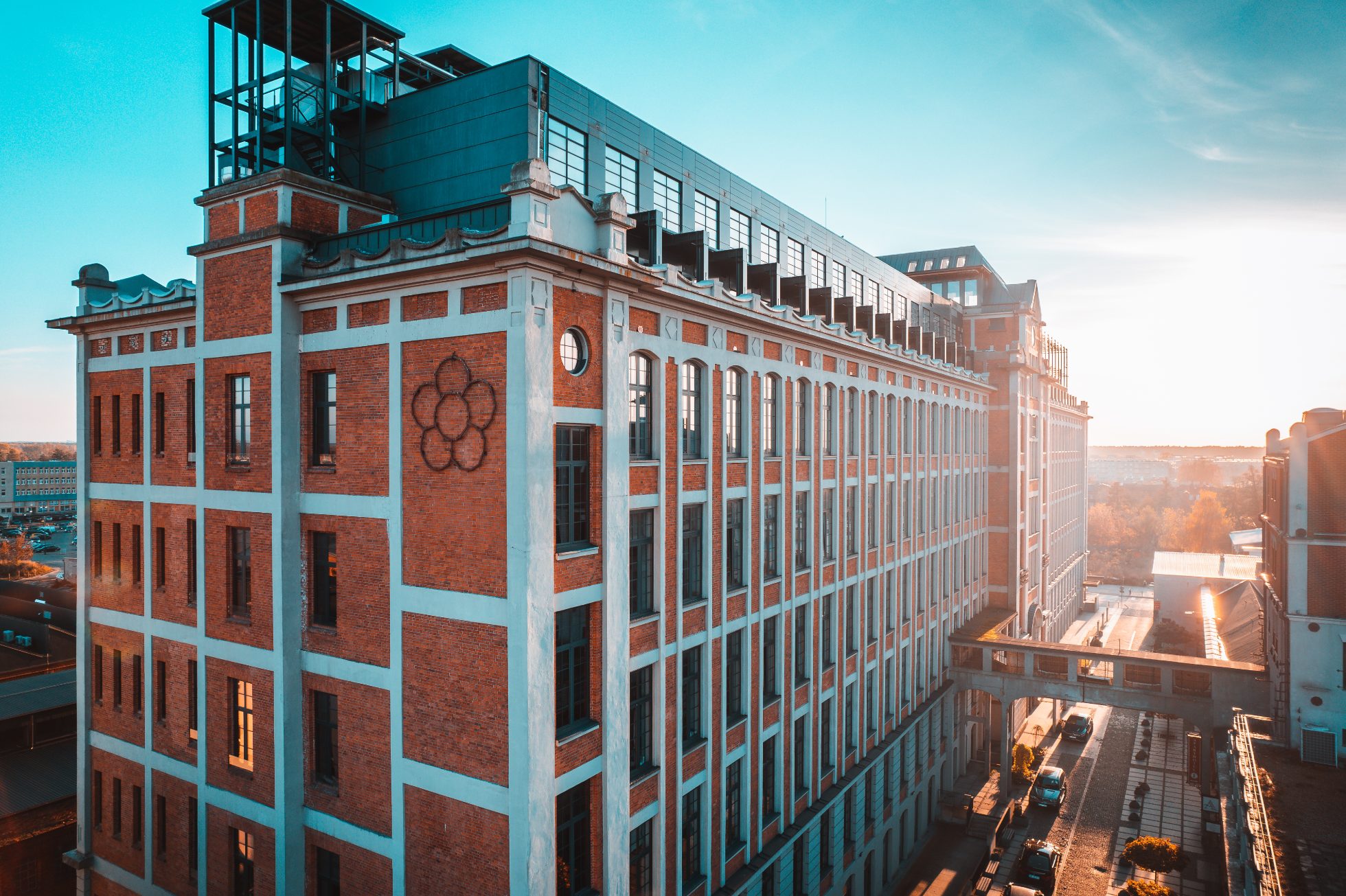 Budynek przemysłowy z czerwonej cegły na tle nieba.