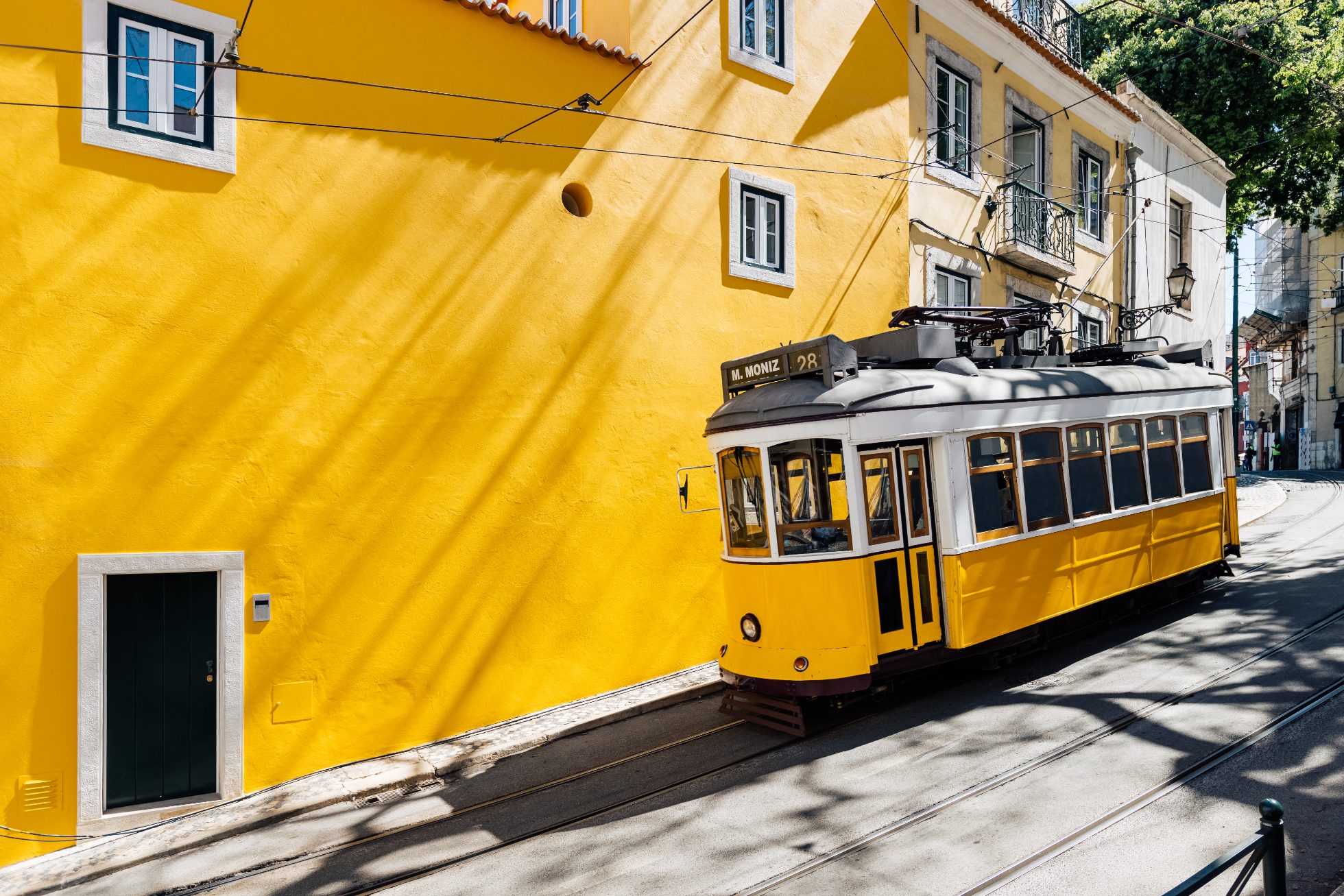 Klasyczny żółty tramwaj o numerze 28 na ulicach Lizbony, Lizbona atrakcje