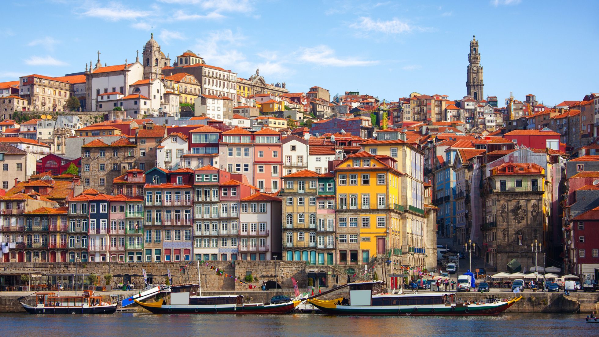 포르투갈 포르투의 역사적인 지역과 두로 강의 아름다운 전망.