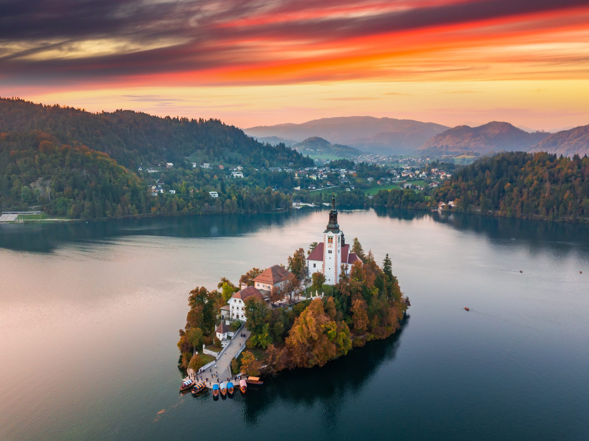 Vista dall'alto sull'isola con la chiesa sul lago di Bled in Slovenia durante l'alba.