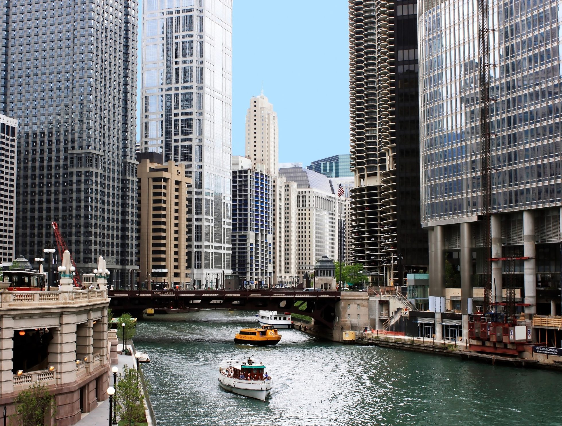 Widok na DuSable Bridge w Chicago