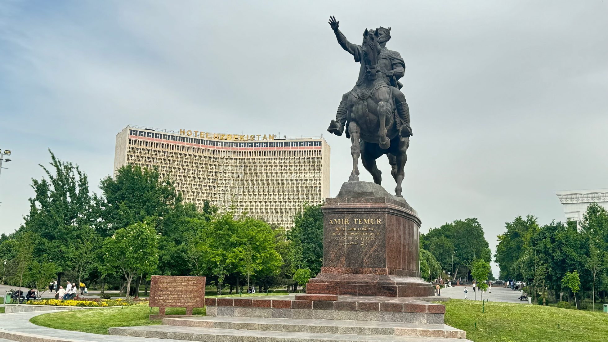 Pomnik Amira Temura na tle hotelu Uzbekistan w Taszkencie