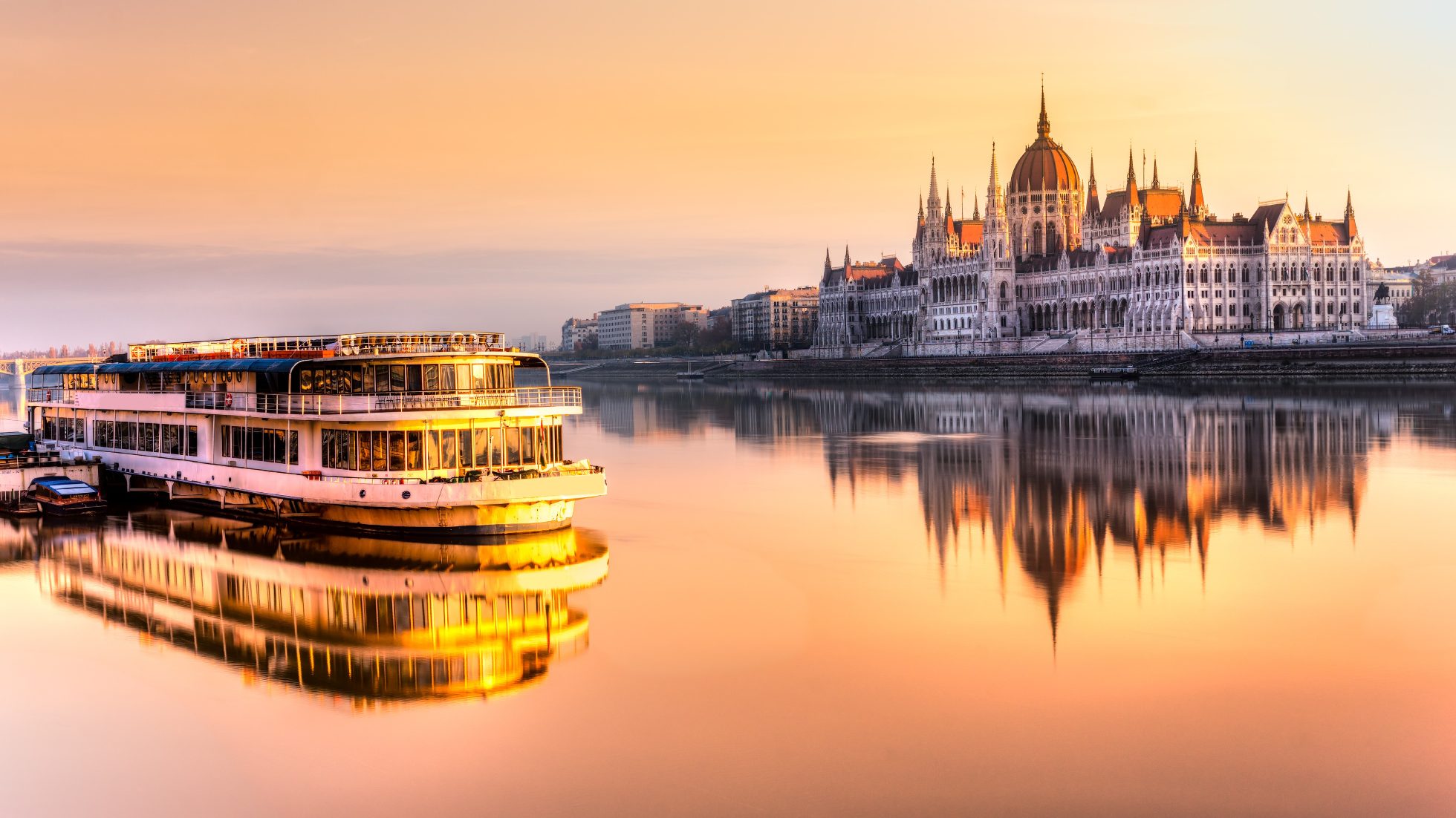 Łódka na tle Parlamentu w Budapeszcie