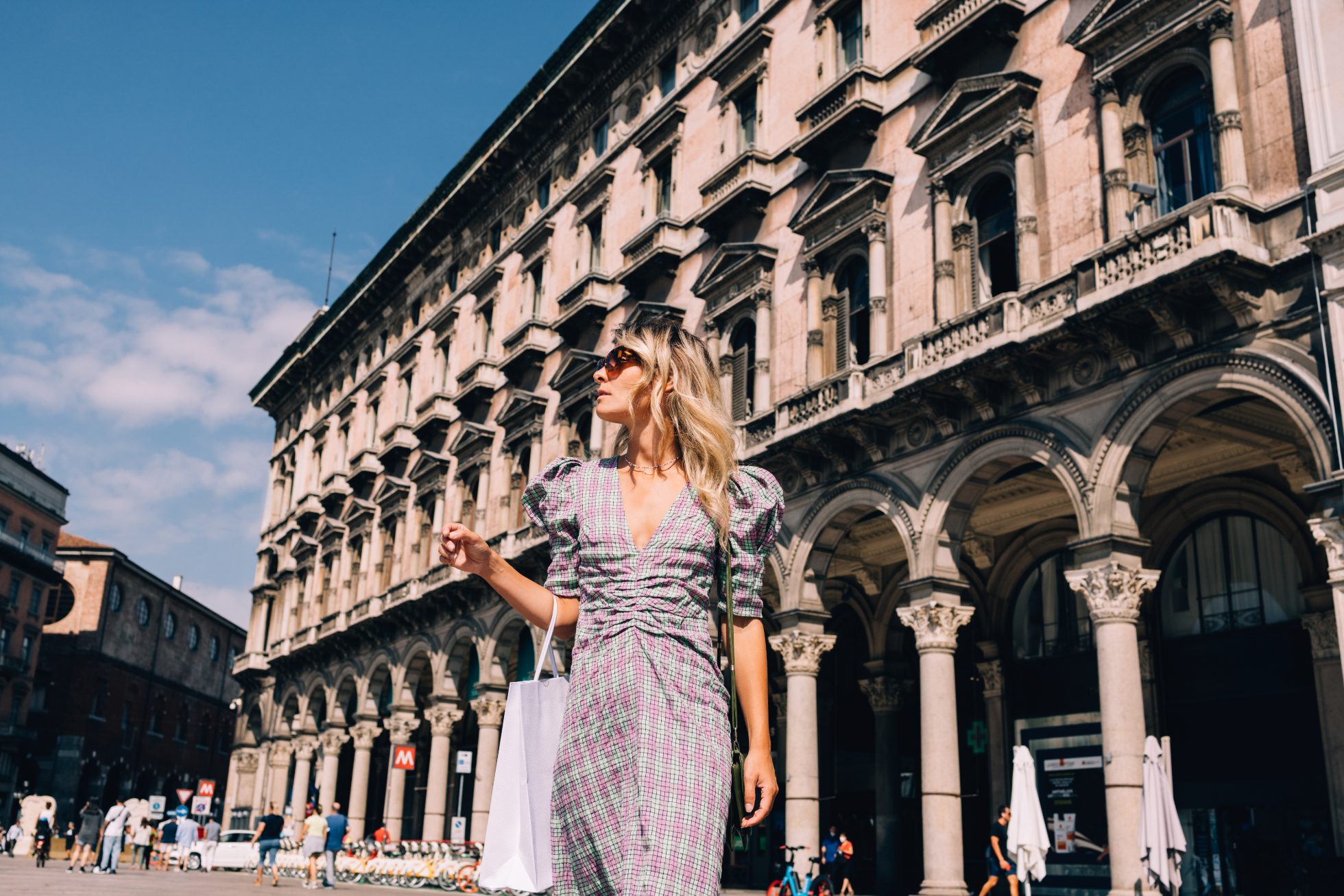 Pewna siebie, atrakcyjna turystka robiąca zakupy podczas wakacji.
