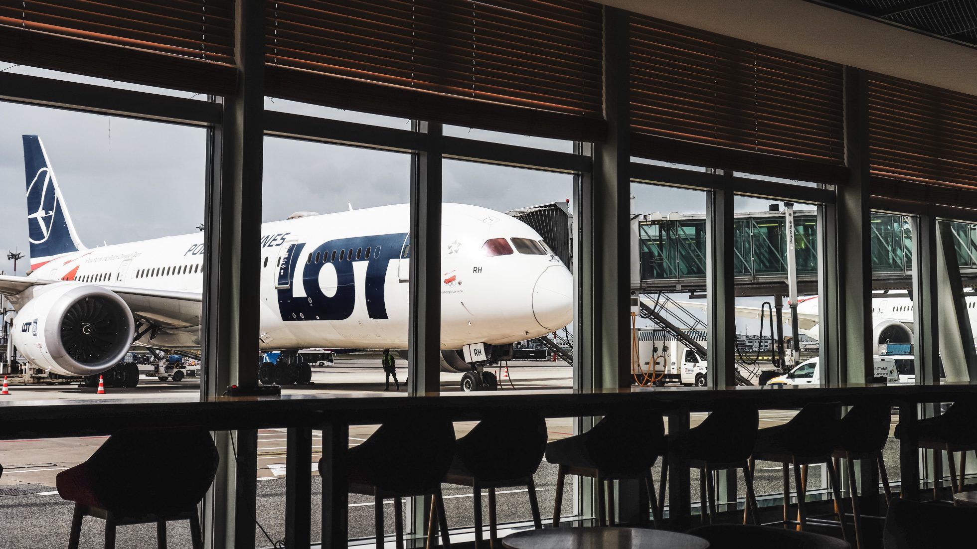 wnętrze LOT Business Lounge Polonez. Pomarańczowe i granatowe fotele.