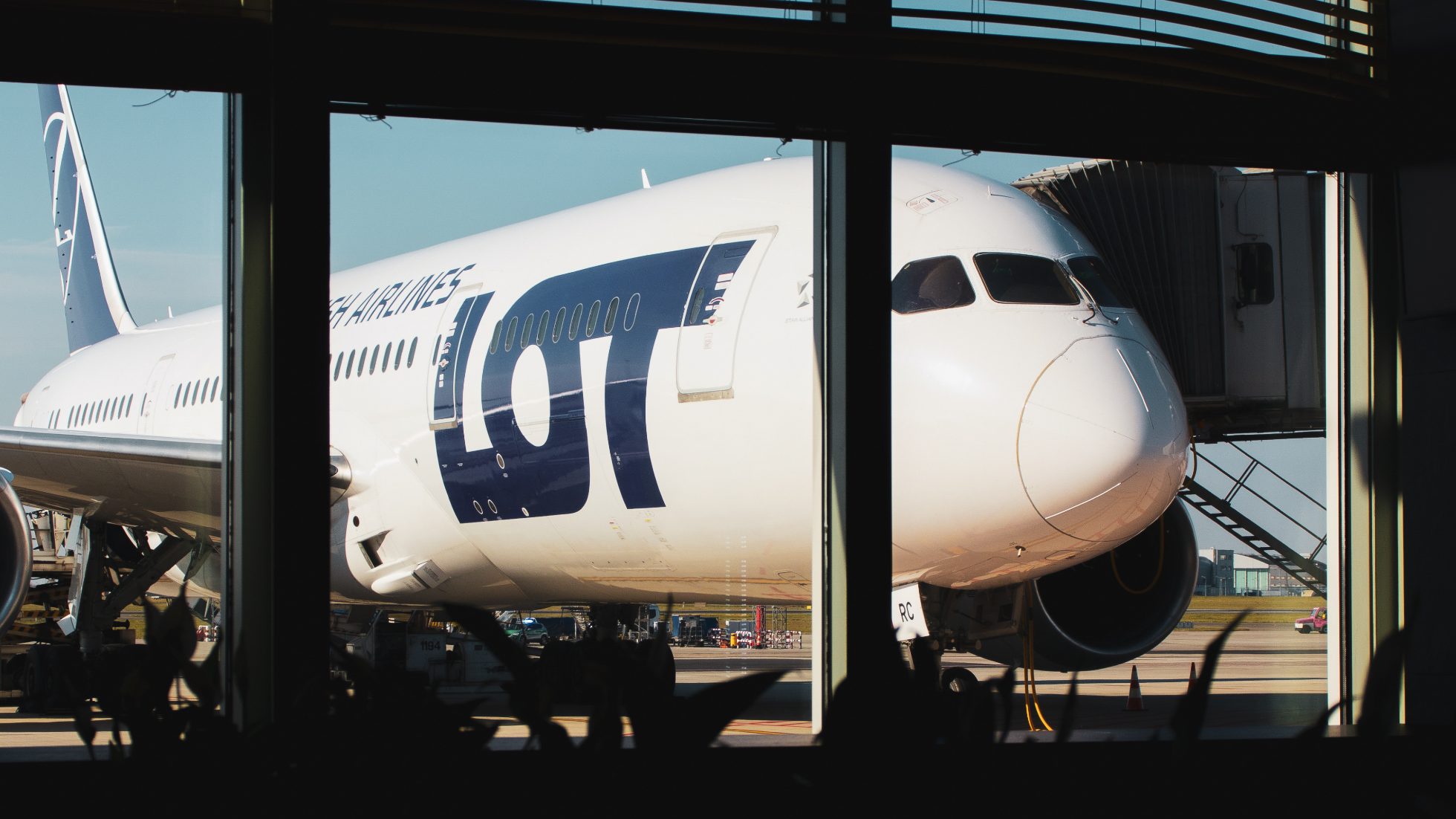 Samolot LOT widoczny z okna Business Lounge Mazurek