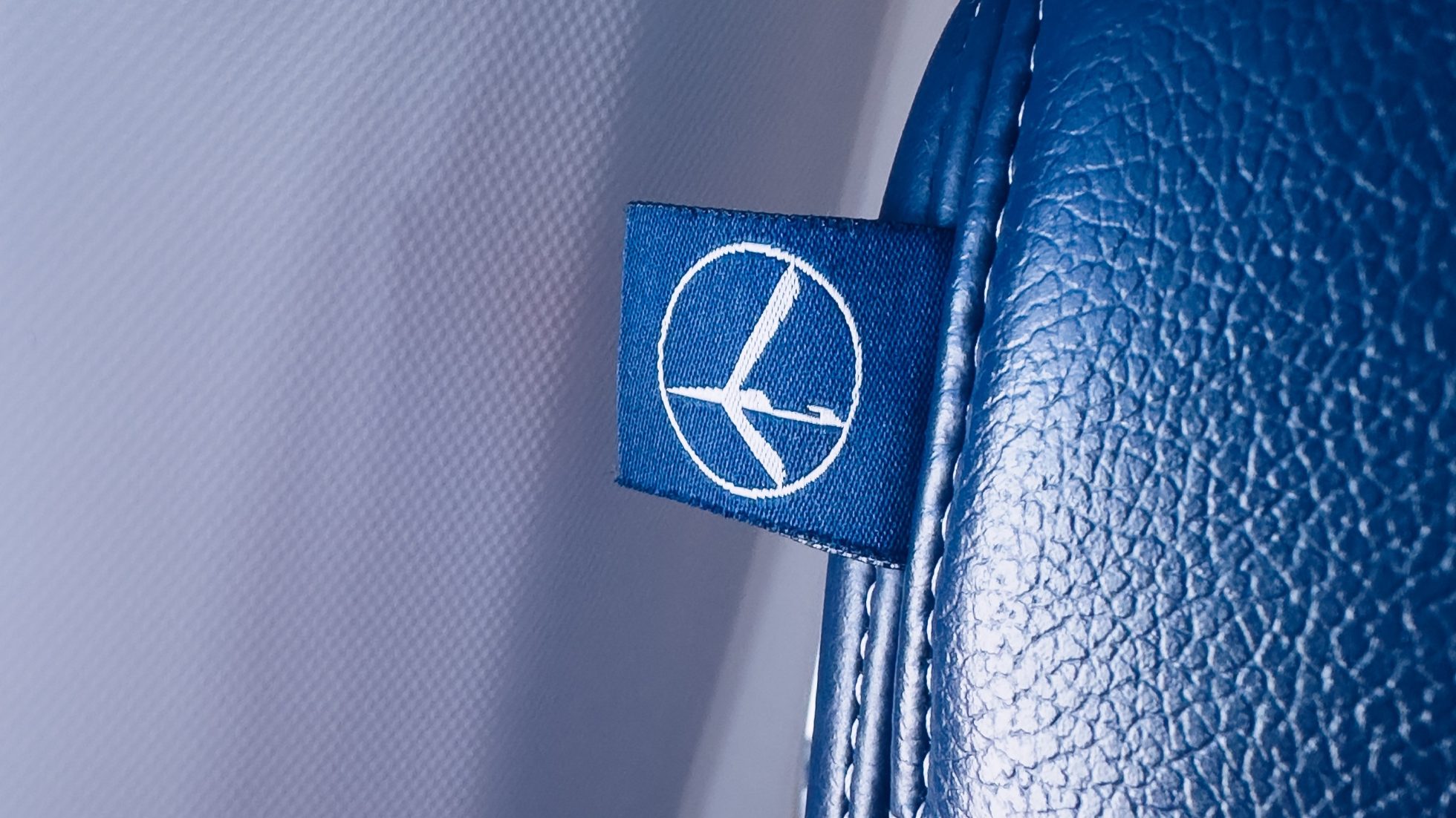 metka z logiem żurawia przy fotelu Boeinga 737 MAX