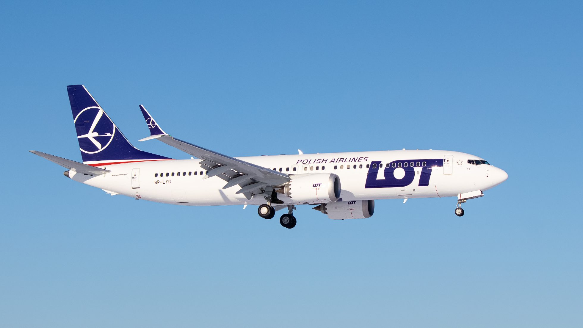 boeing 737 MAX podchodzący do lądowania w bezchmurny dzień