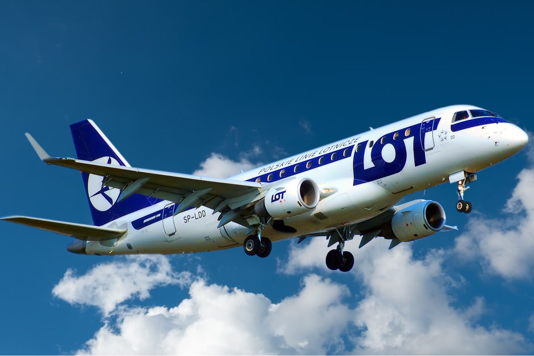 Embraer 170 во время полета в небо