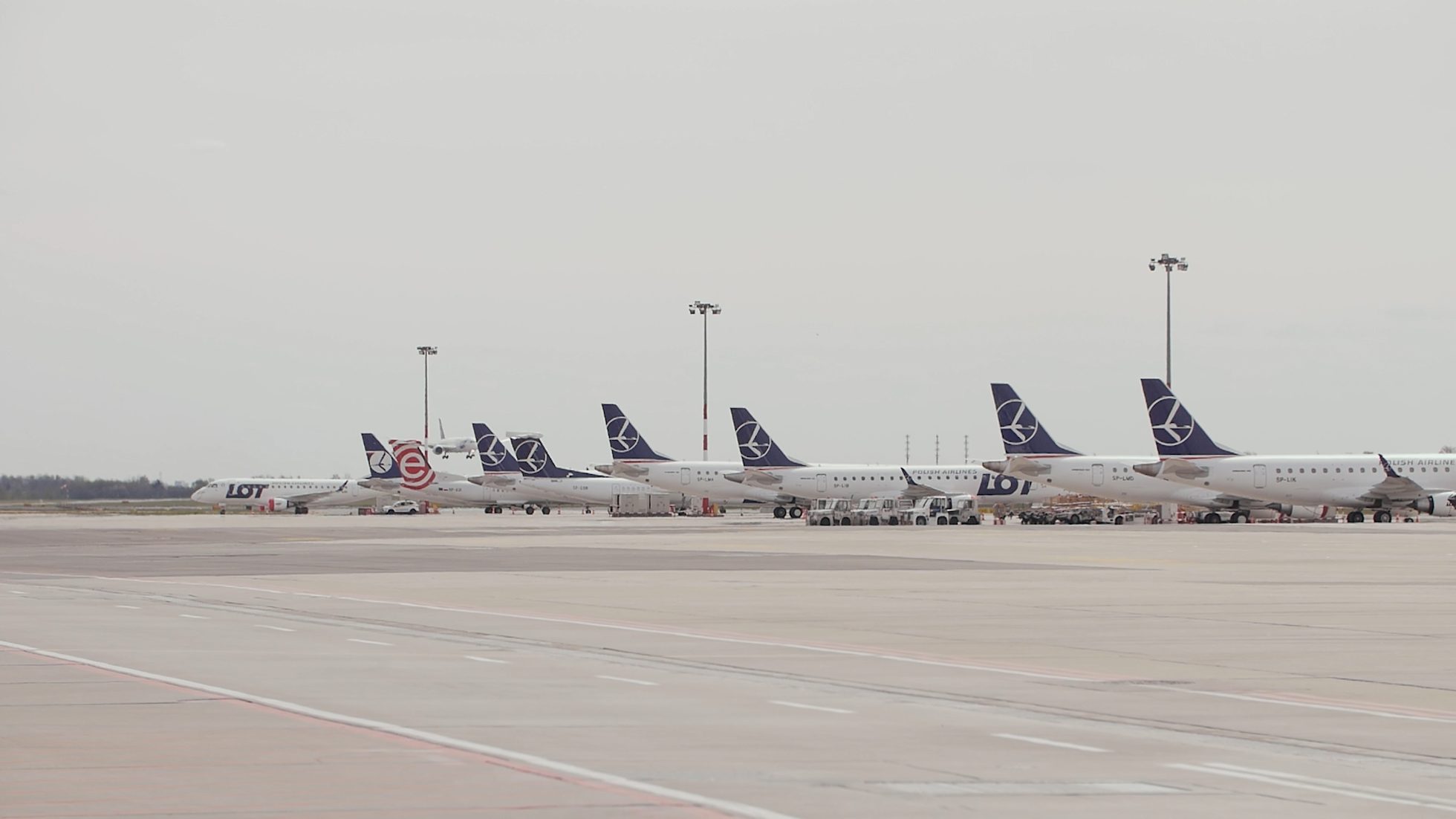 空港で他の航空機と一緒にembraer 175