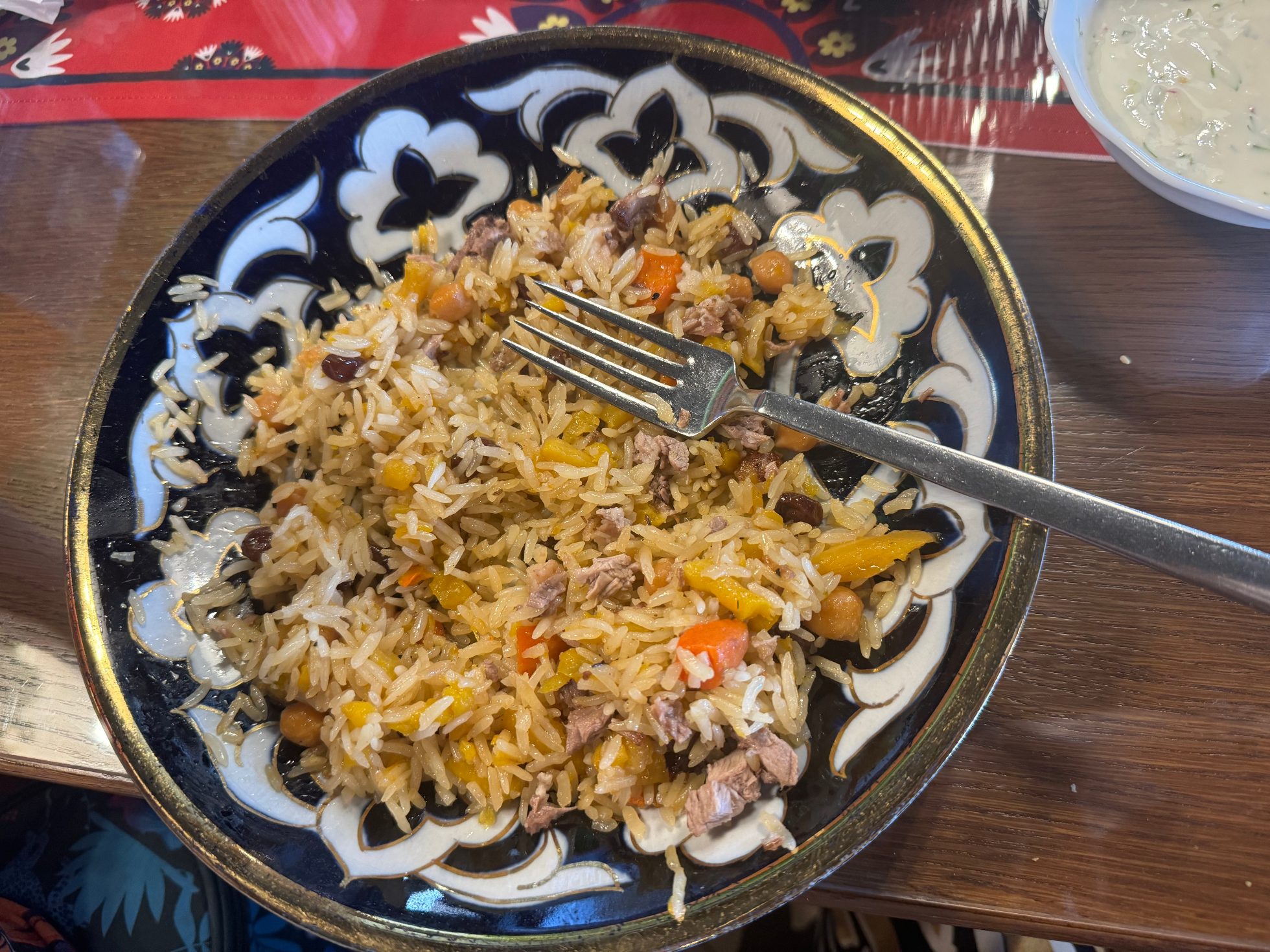 Plov na talerzu Tashkent