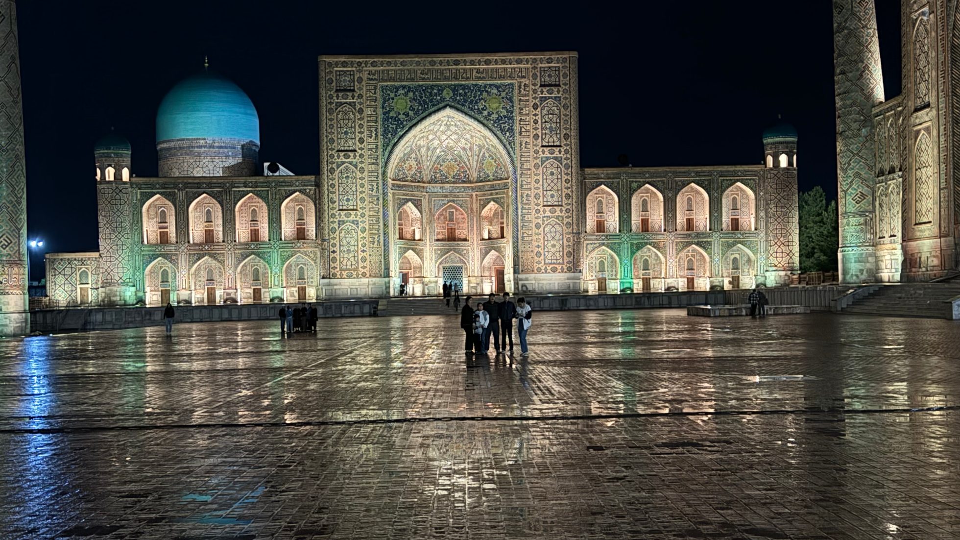 plac Registan nocą w Samarkandzie