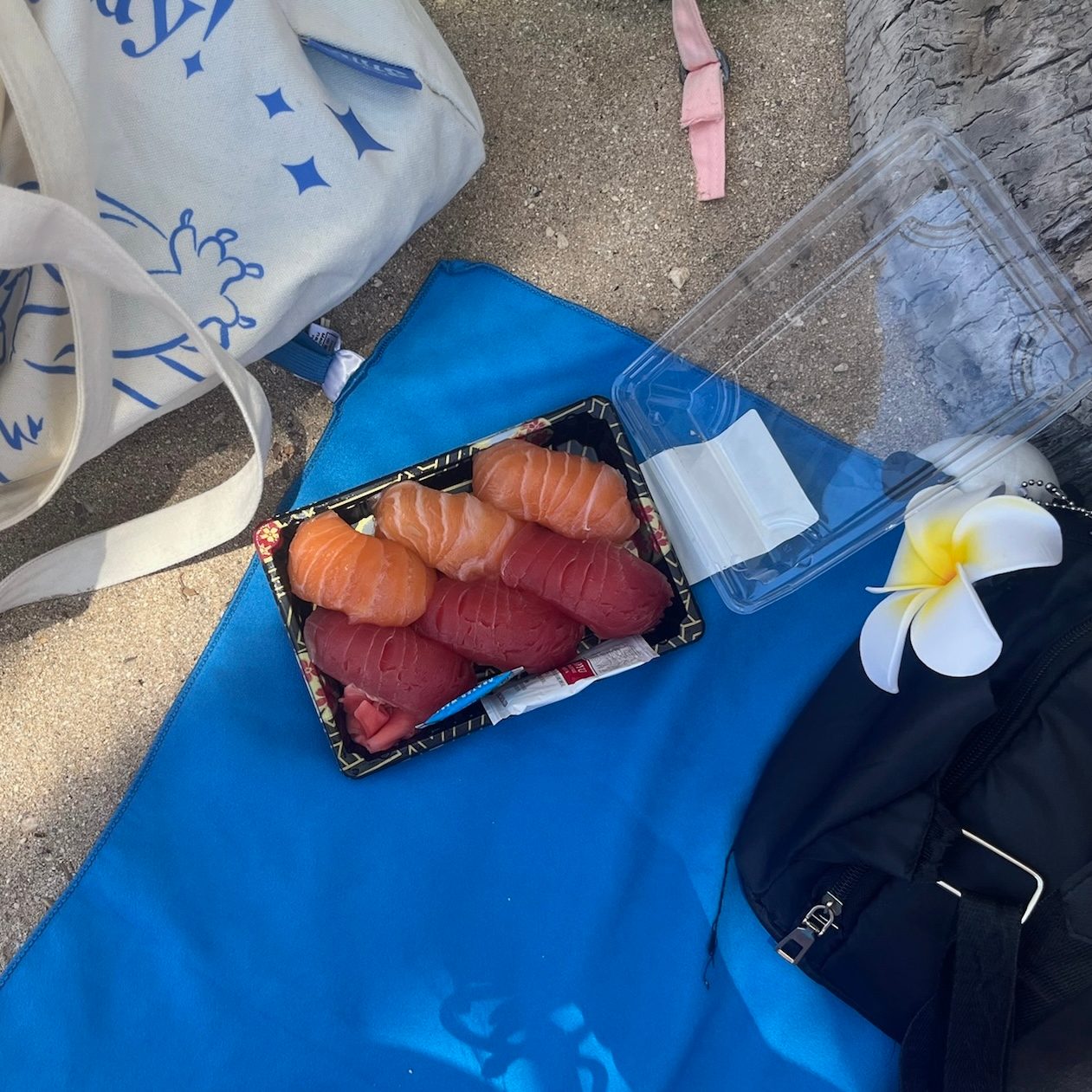 Sushi nigiri z surowym tuńczykiem lub łososiem