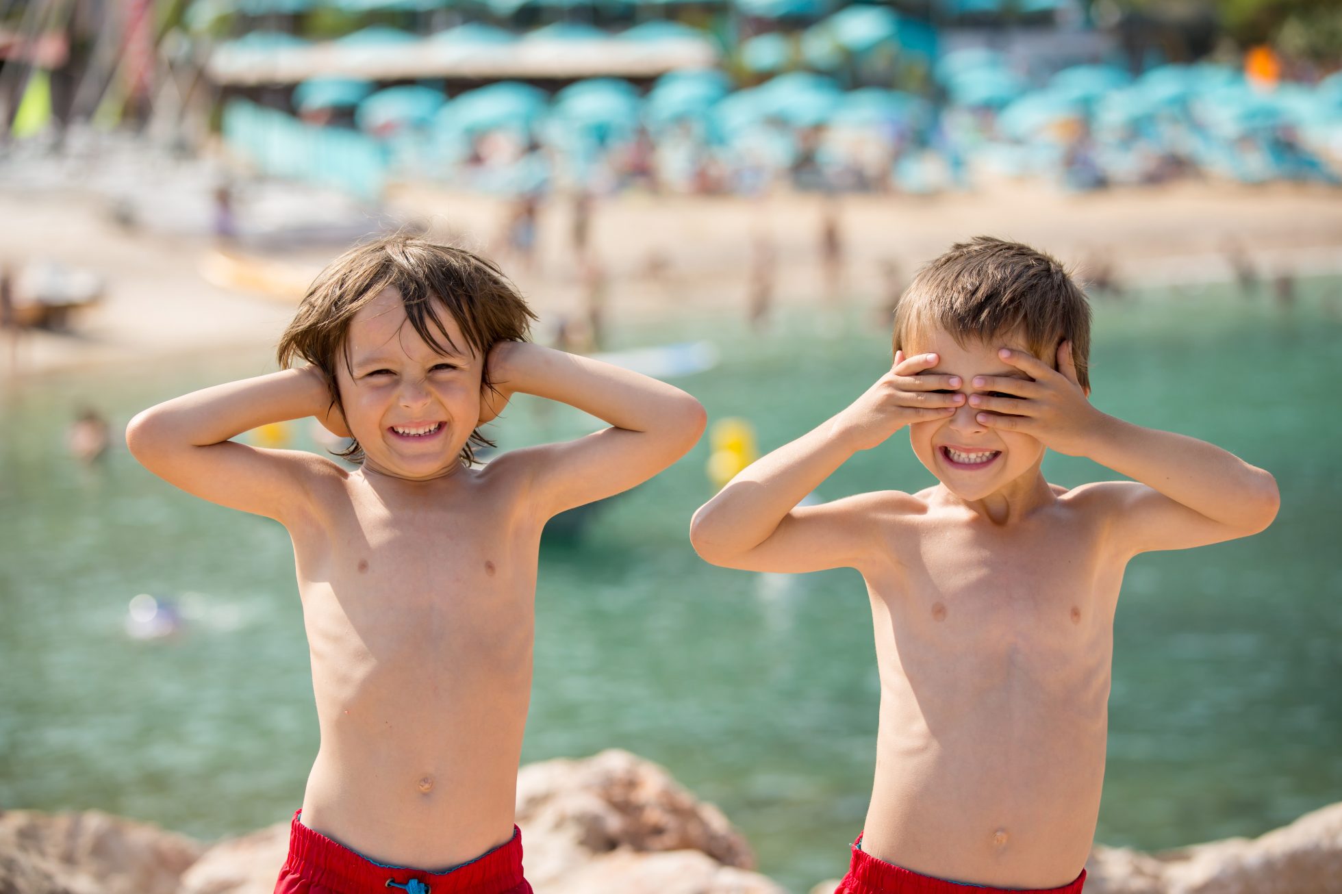 Uśmiechnięci chłopcy na wakacjach na plaży