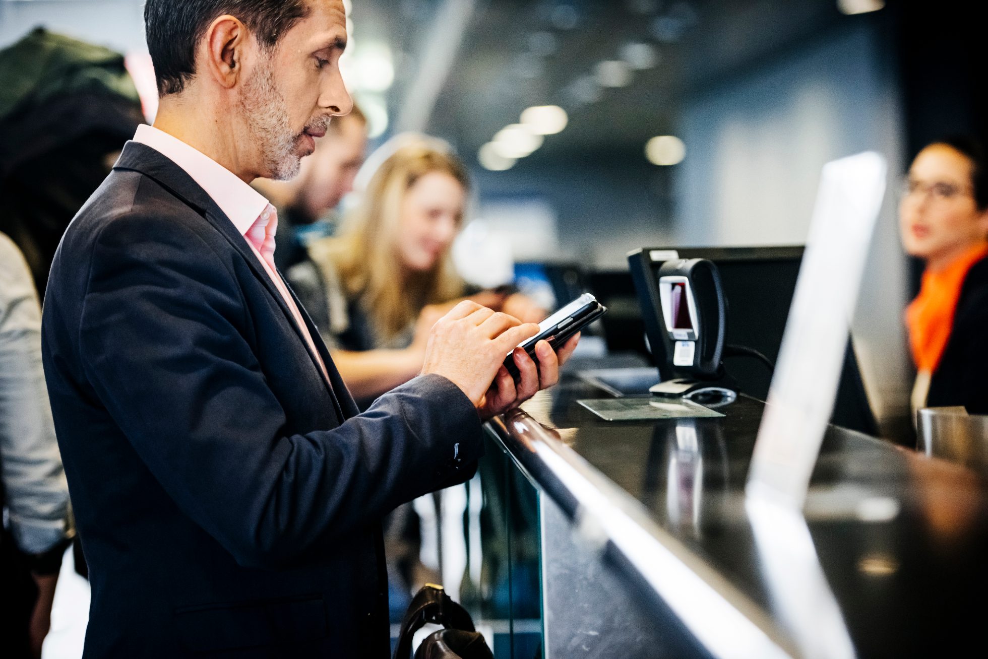Businessman in a suit traveling at the airport.
