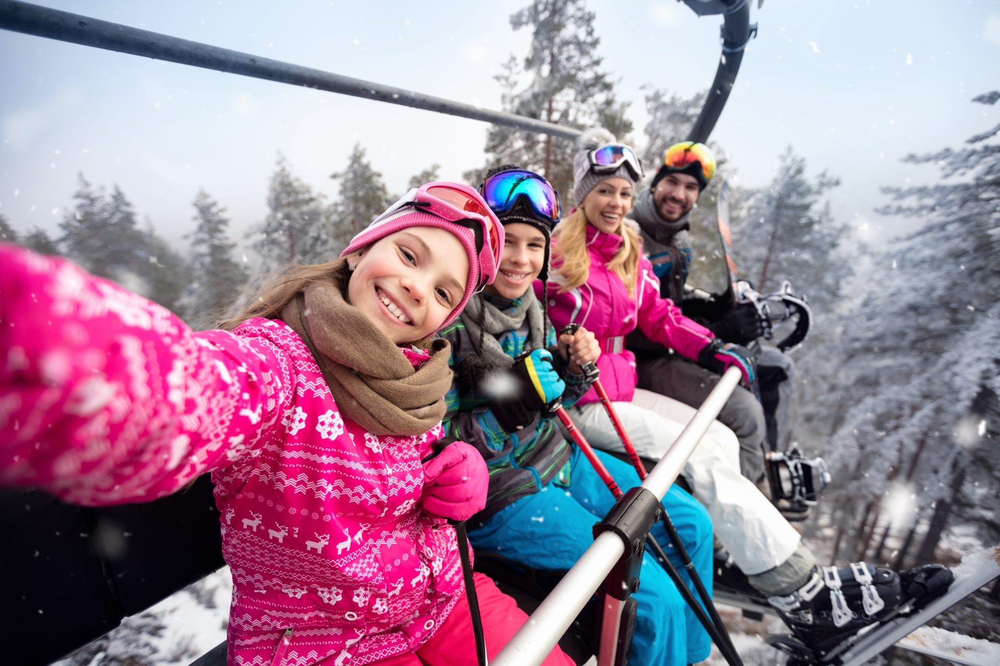 Selfie dziewczynki z rodziną siedzących na wyciągu krzesełkowym 