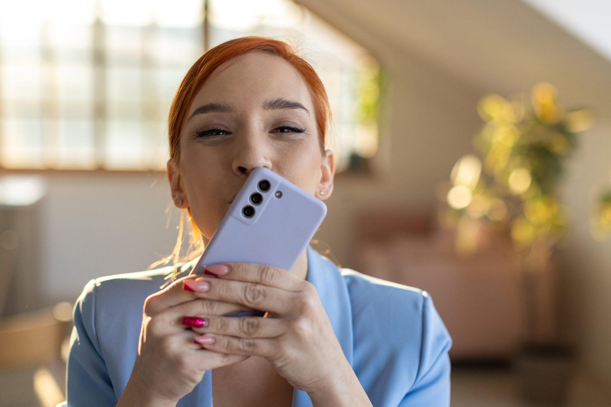 Wesoła kobieta z telefonem