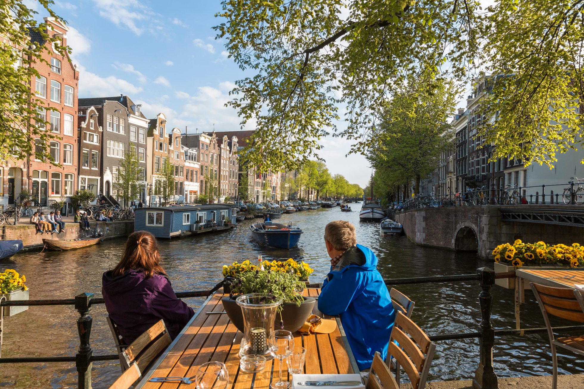 A couple in Amsterdam overlooking the river