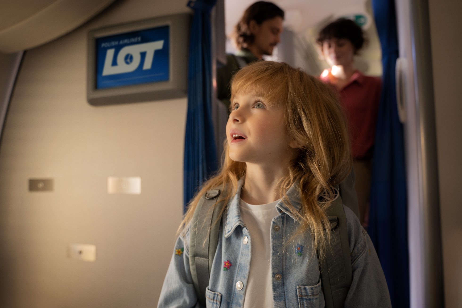 Mała dziewczynka cieszy się z atrakcji dla dzieci na pokładzie Dreamlinera.