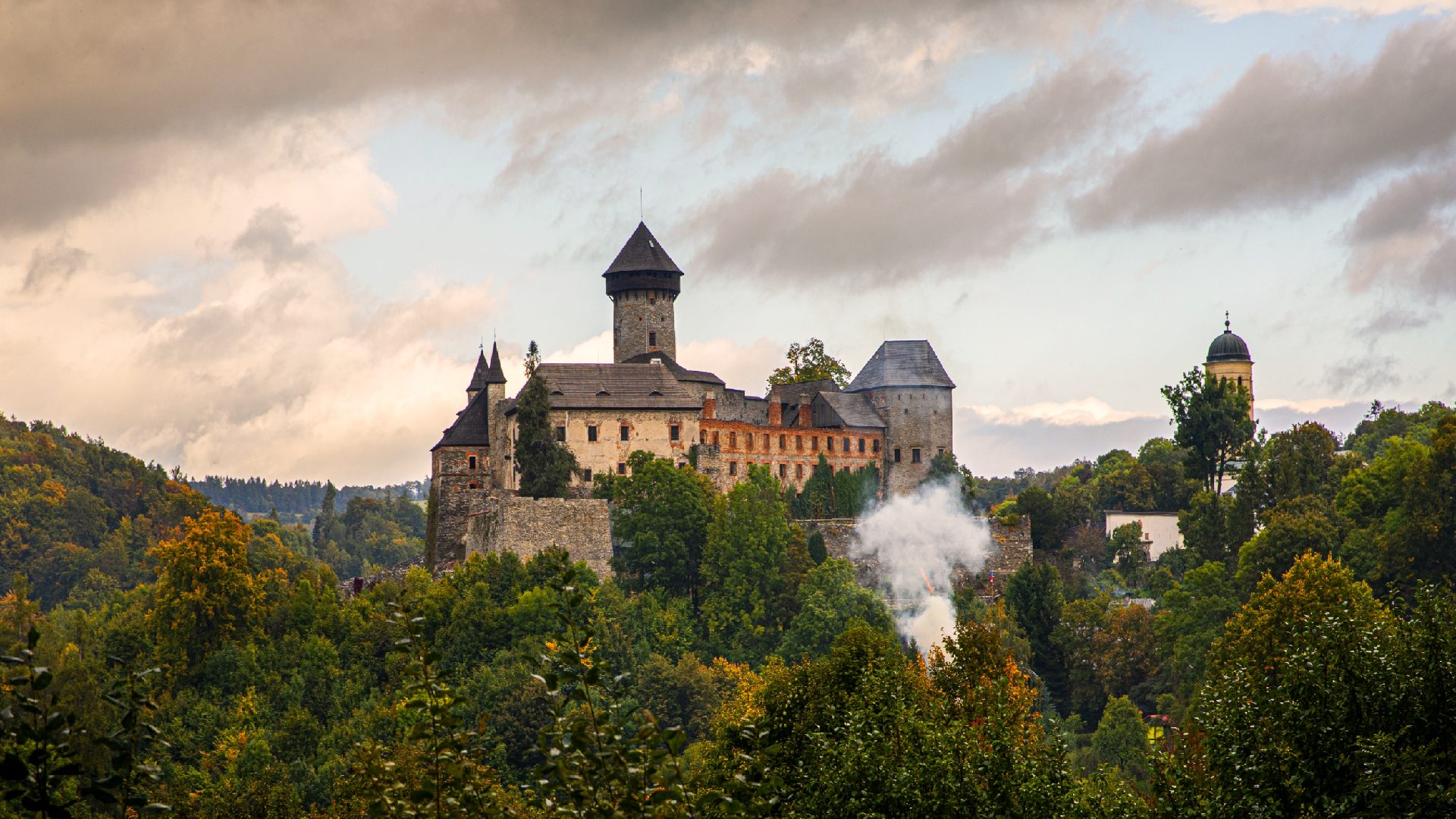 Gotycki zamek Sowiniec na wzgórzu w Czechach